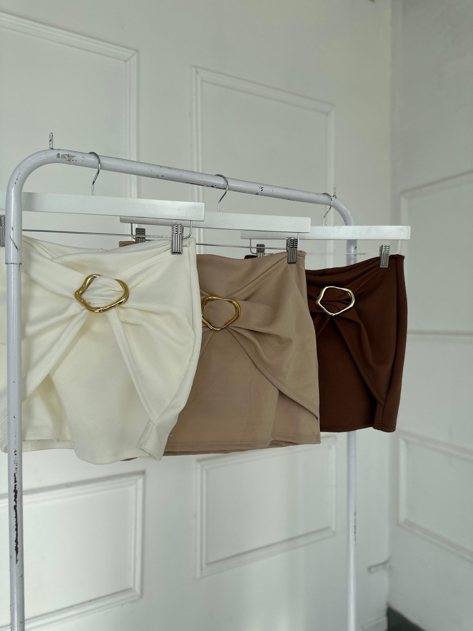SHORTPOLLERA CON HEBILLA
