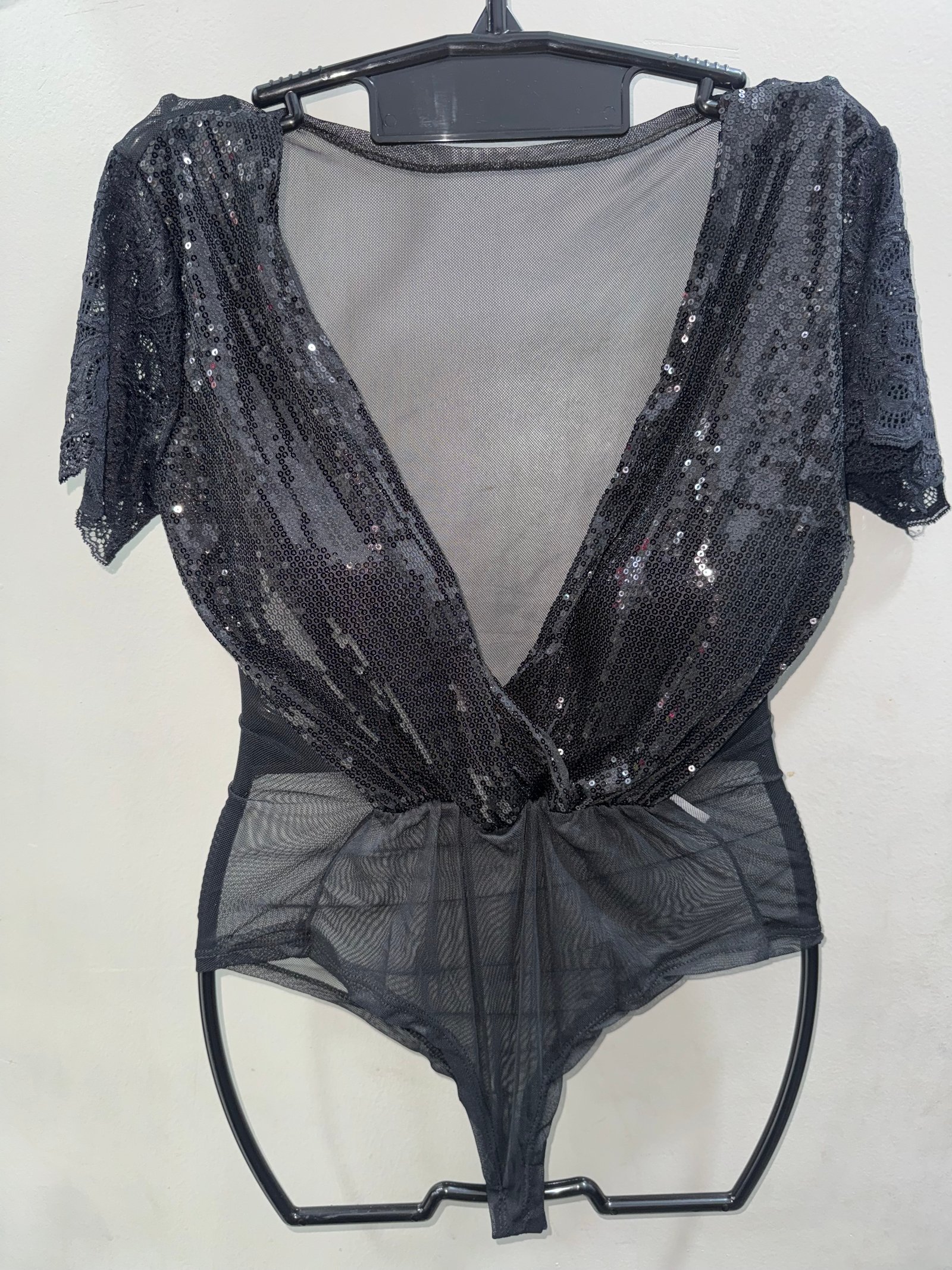 BODY REMERA LENTEJUELAS Y ENCAJE