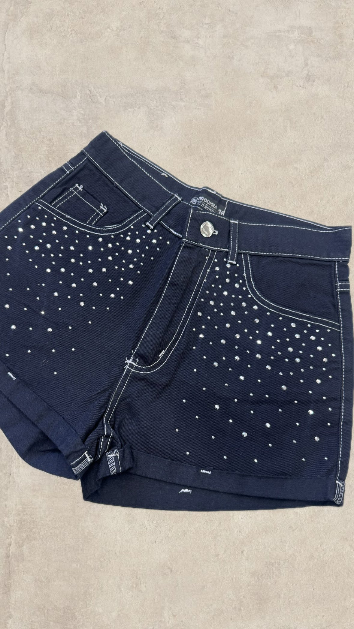 9711B758-640D-49B0-82DF-79C88404EB66 SHORT MOM NEGRO CON BRILLO