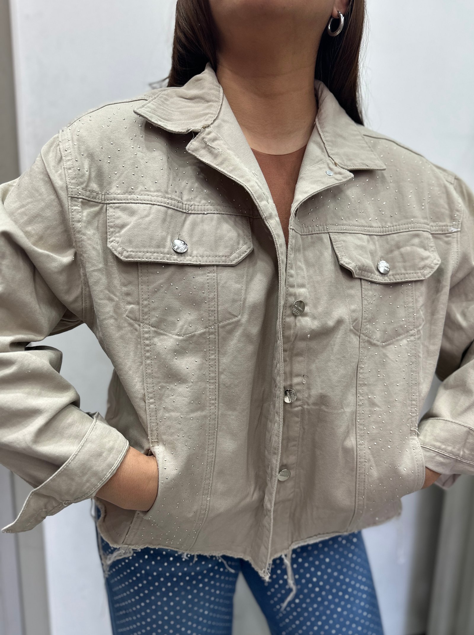 CAMPERA OVER BEIGE CON BRILLOS