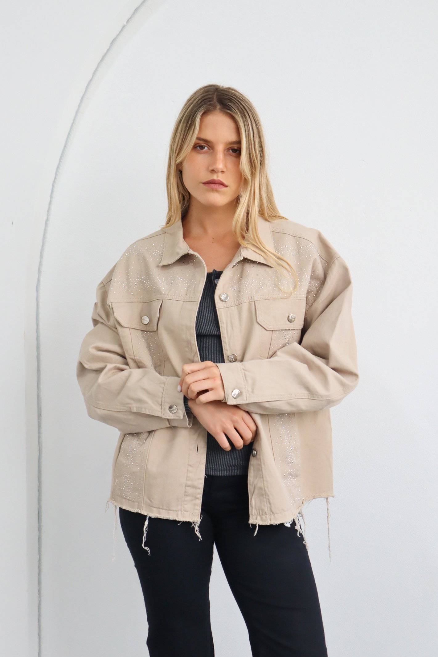 CAMPERA GABARDINA OVER BEIGE BRILLOS