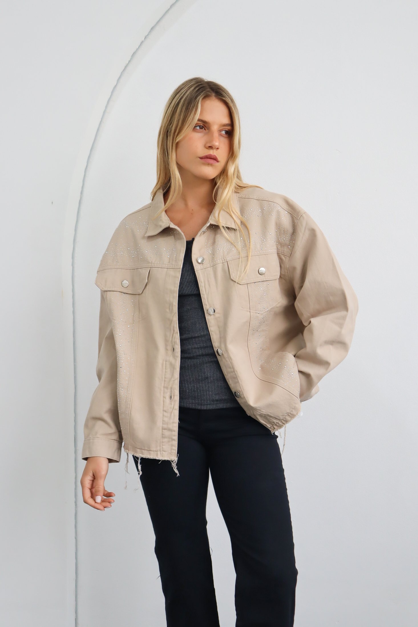 CAMPERA GABARDINA OVER BEIGE BRILLOS