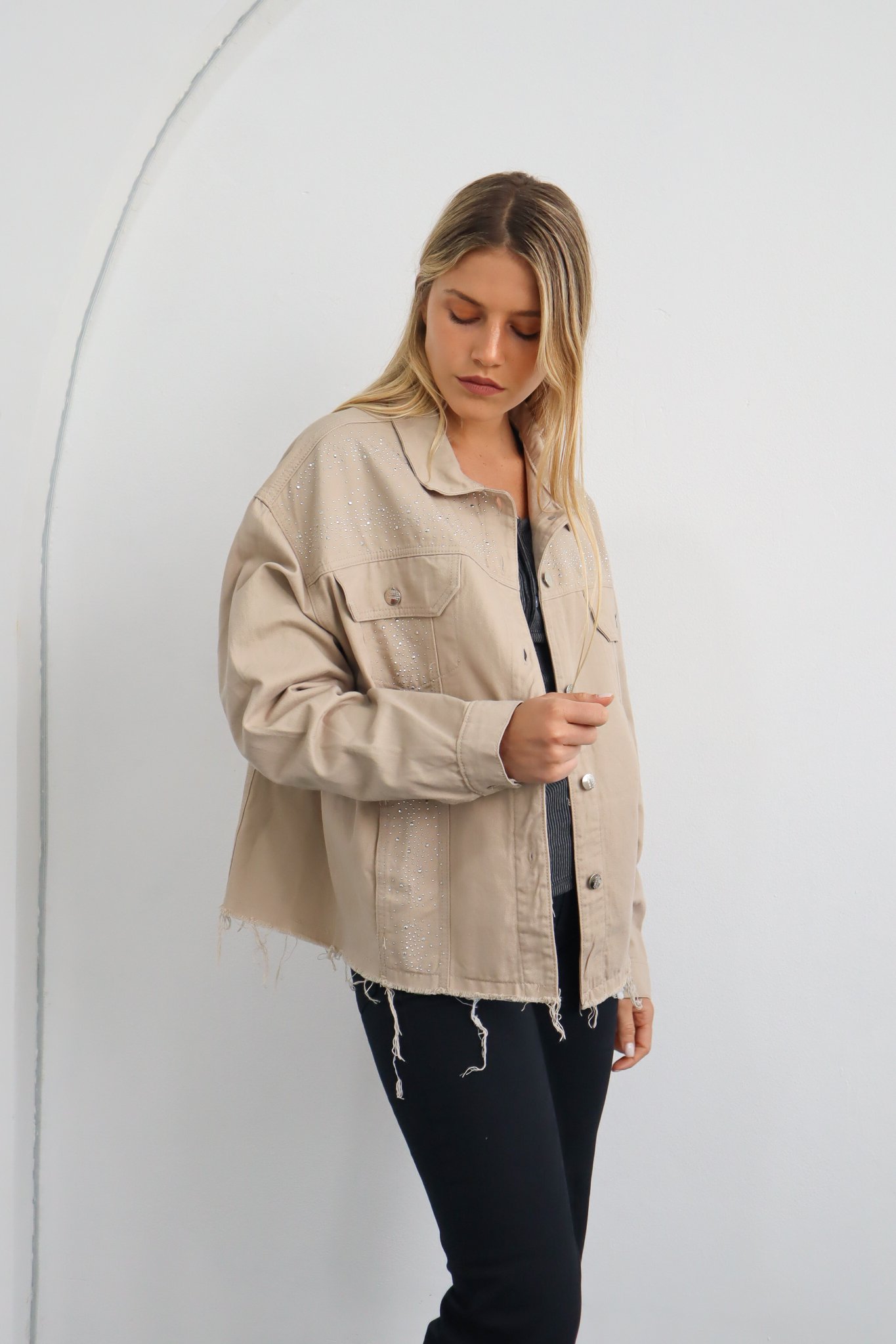 CAMPERA GABARDINA OVER BEIGE BRILLOS