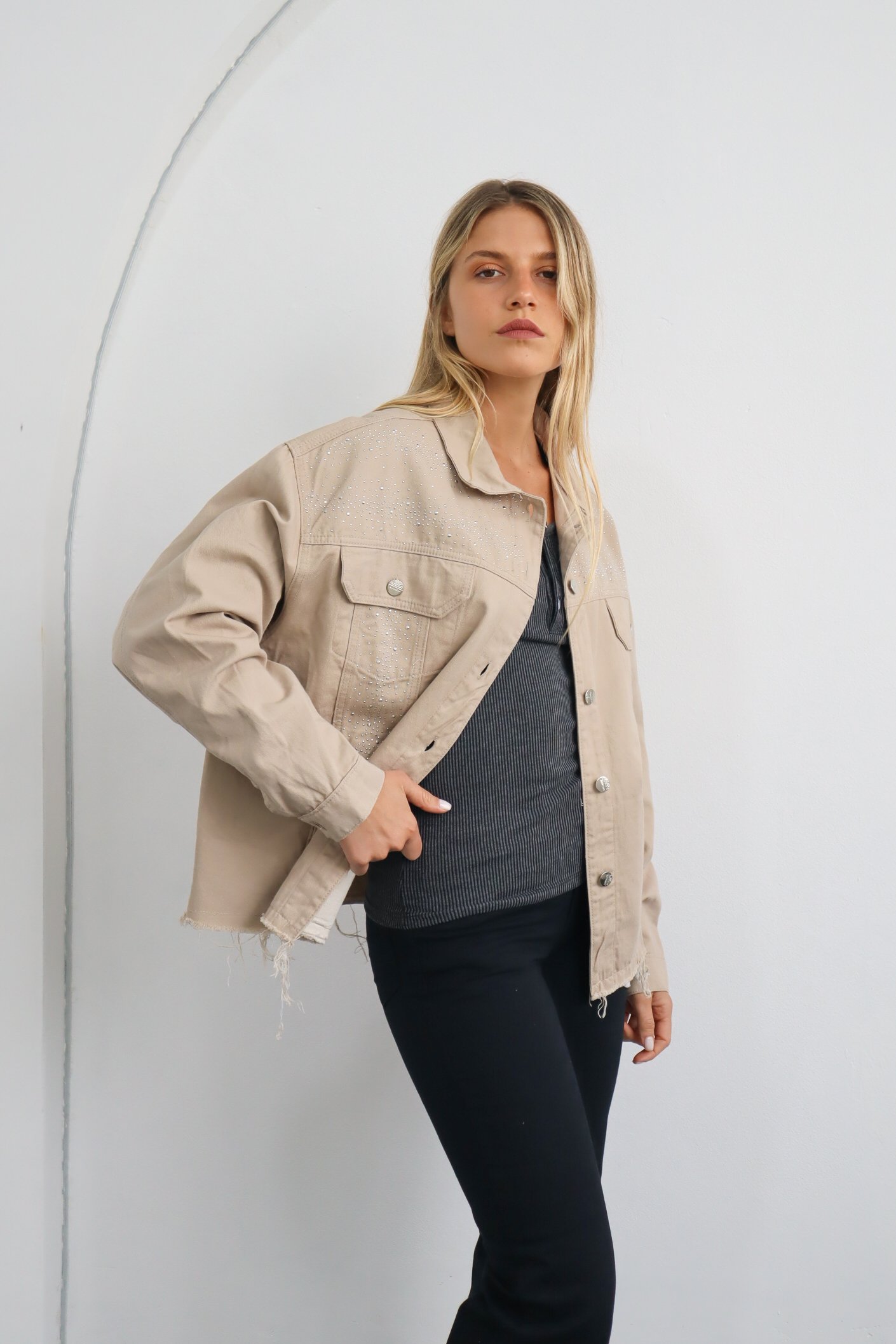 CAMPERA GABARDINA OVER BEIGE BRILLOS