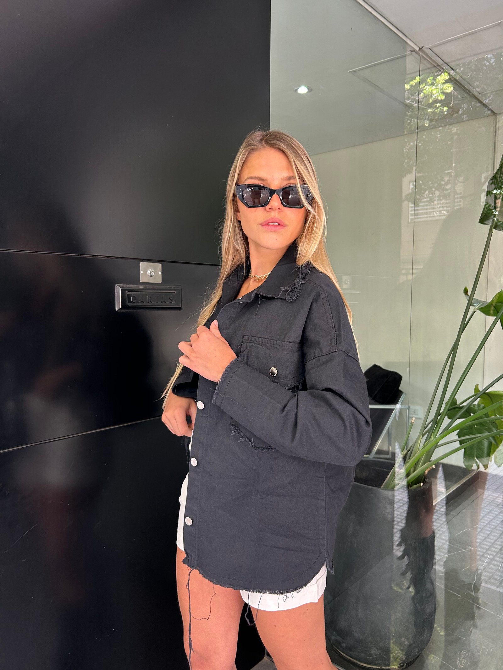 CAMISACO NEGRO DEFLECADO