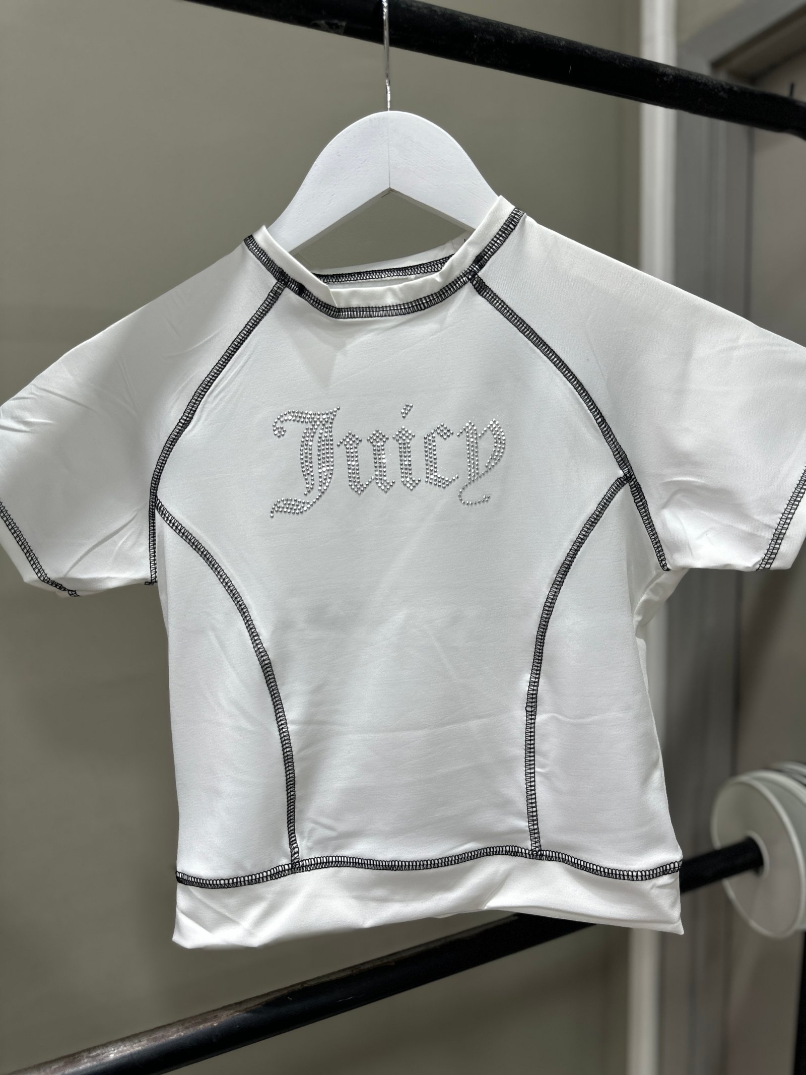 IMG_9147 REMERA “JUICY” BRILLOS