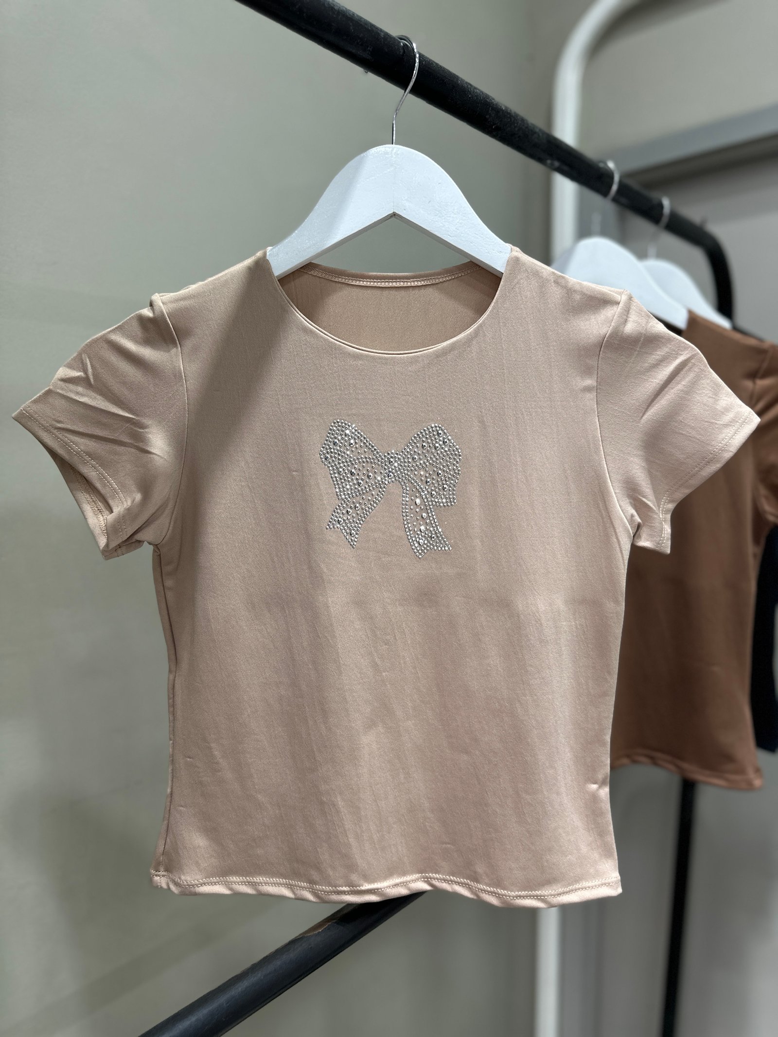 REMERA CON BRILLO MOÑO