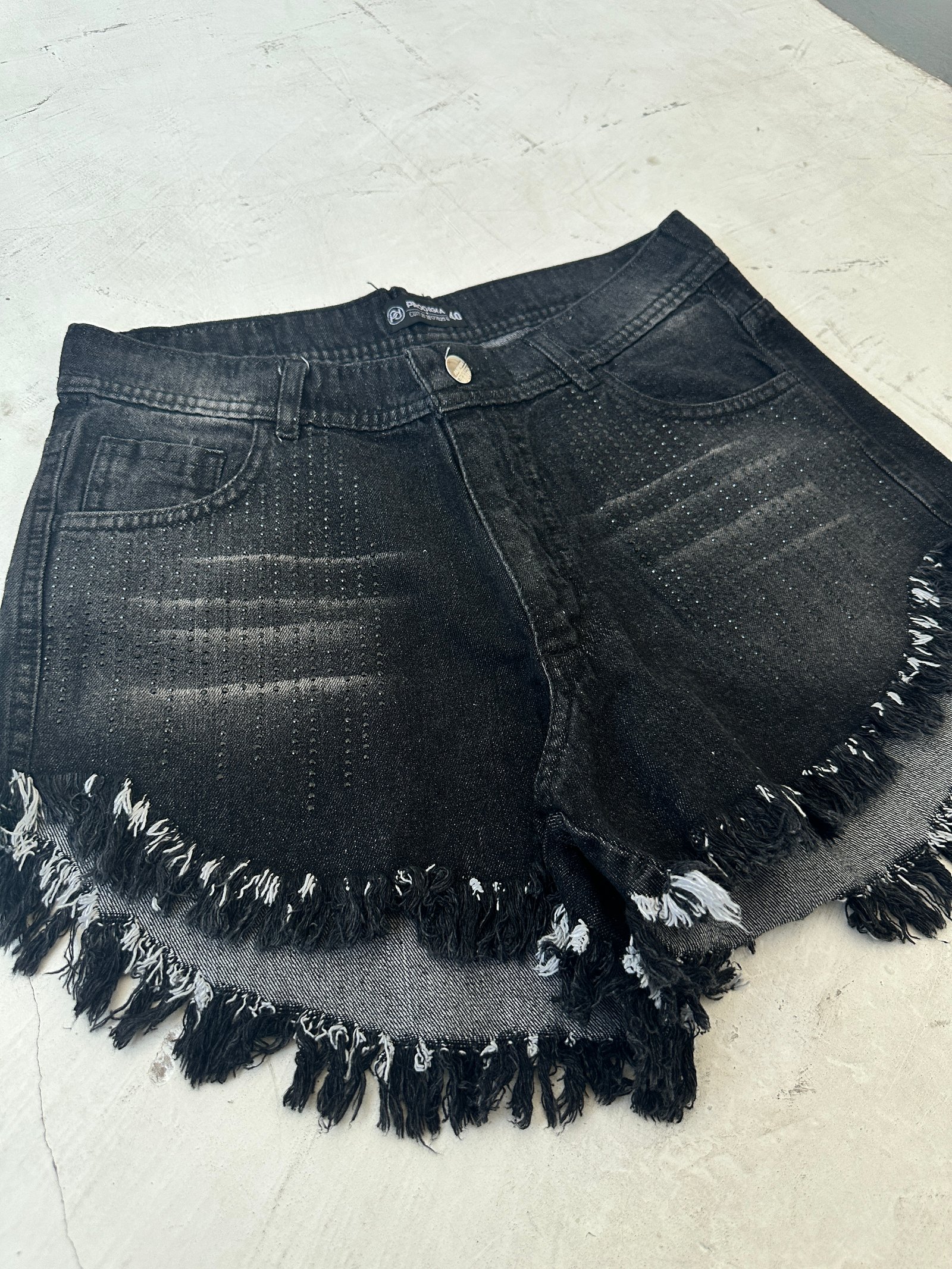 SHORT PLAYERO GRIS brillos negros