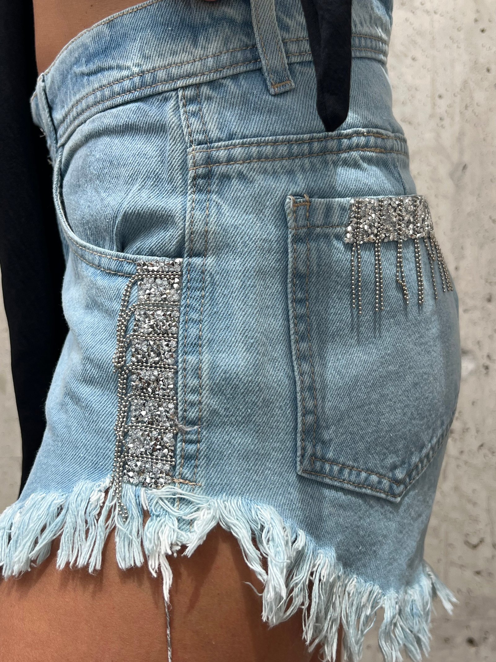 SHORT CON CADENAS CELESTE