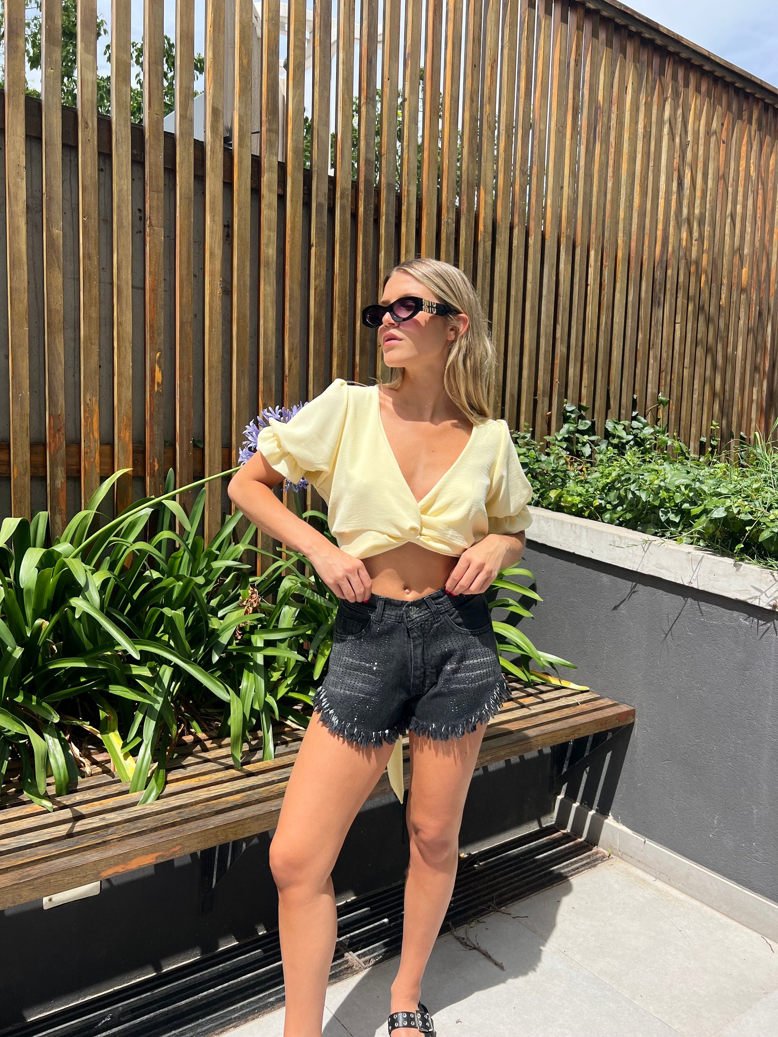 SHORT PLAYERO GRIS con brillos negros