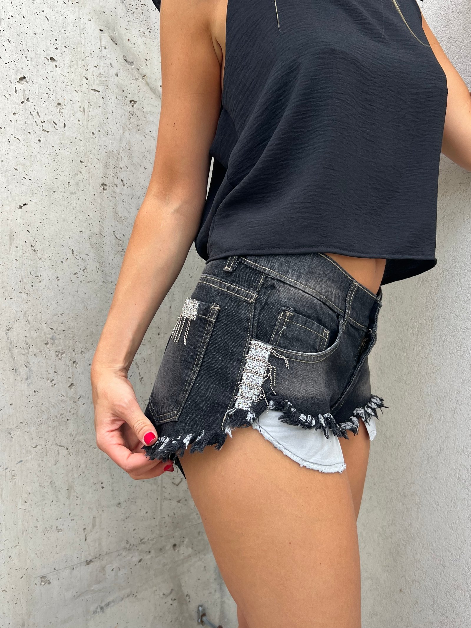 SHORT GRIS CON CADENAS TIRO BAJO