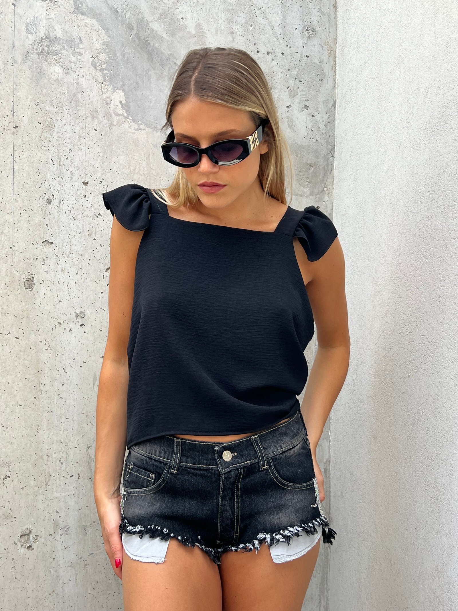 SHORT GRIS CON CADENAS TIRO BAJO