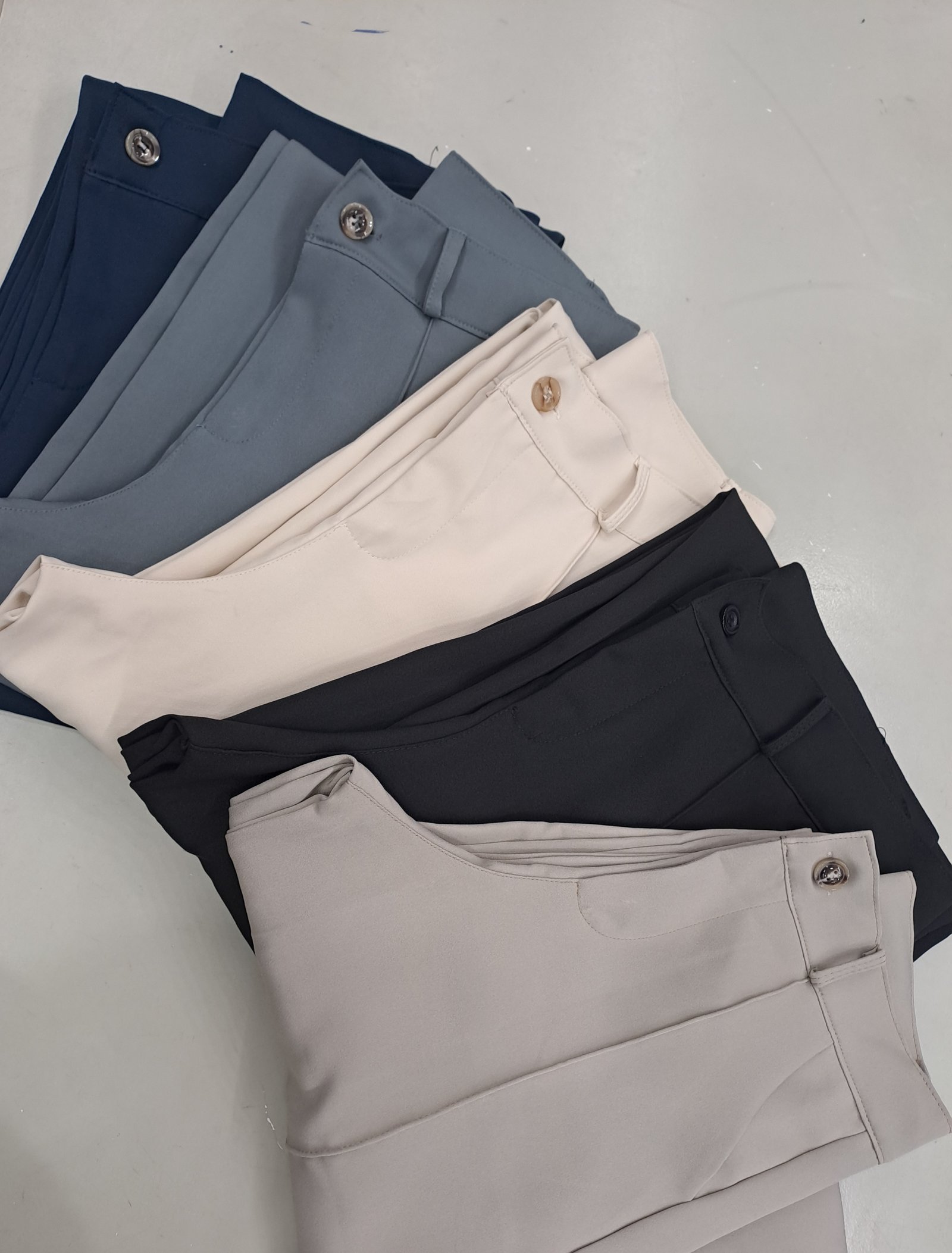 PANTALON SASTRERO CON PINZA AMELIA