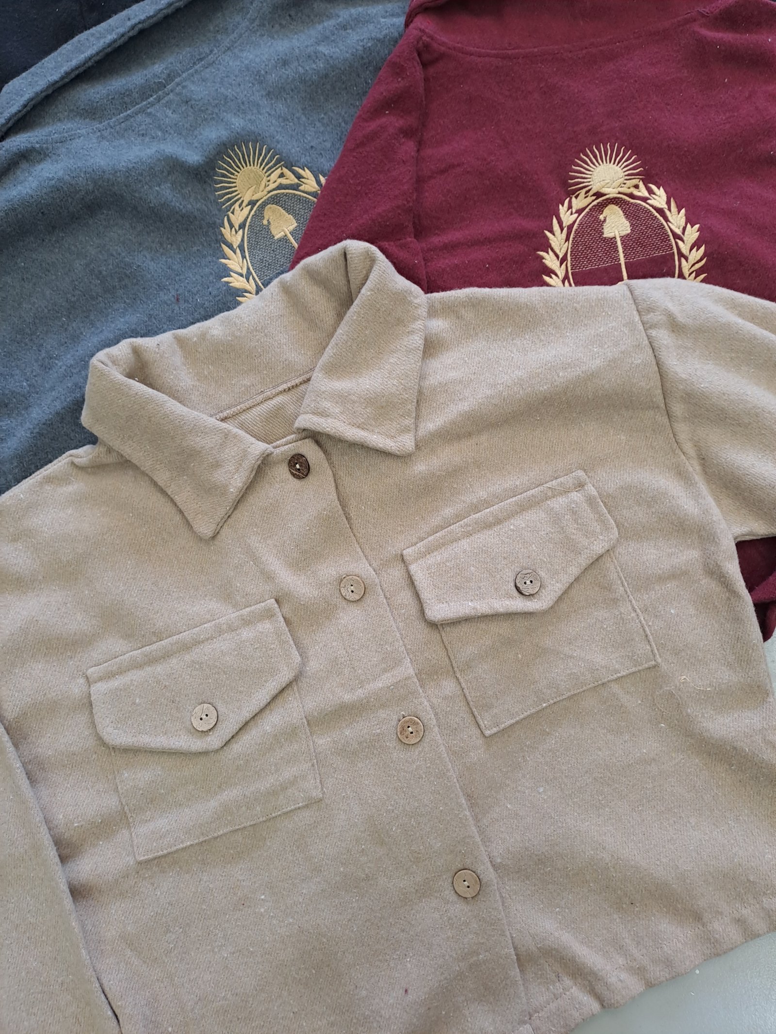 CAMPERA LISA ESCUDO BORDADO