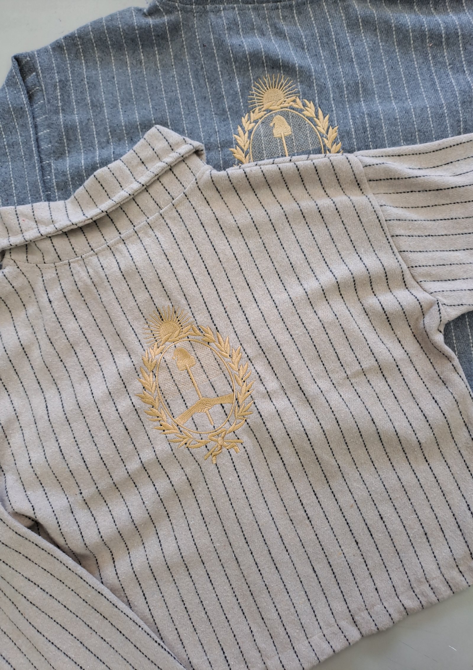 CAMPERA RAYADA ESCUDO BORDADO