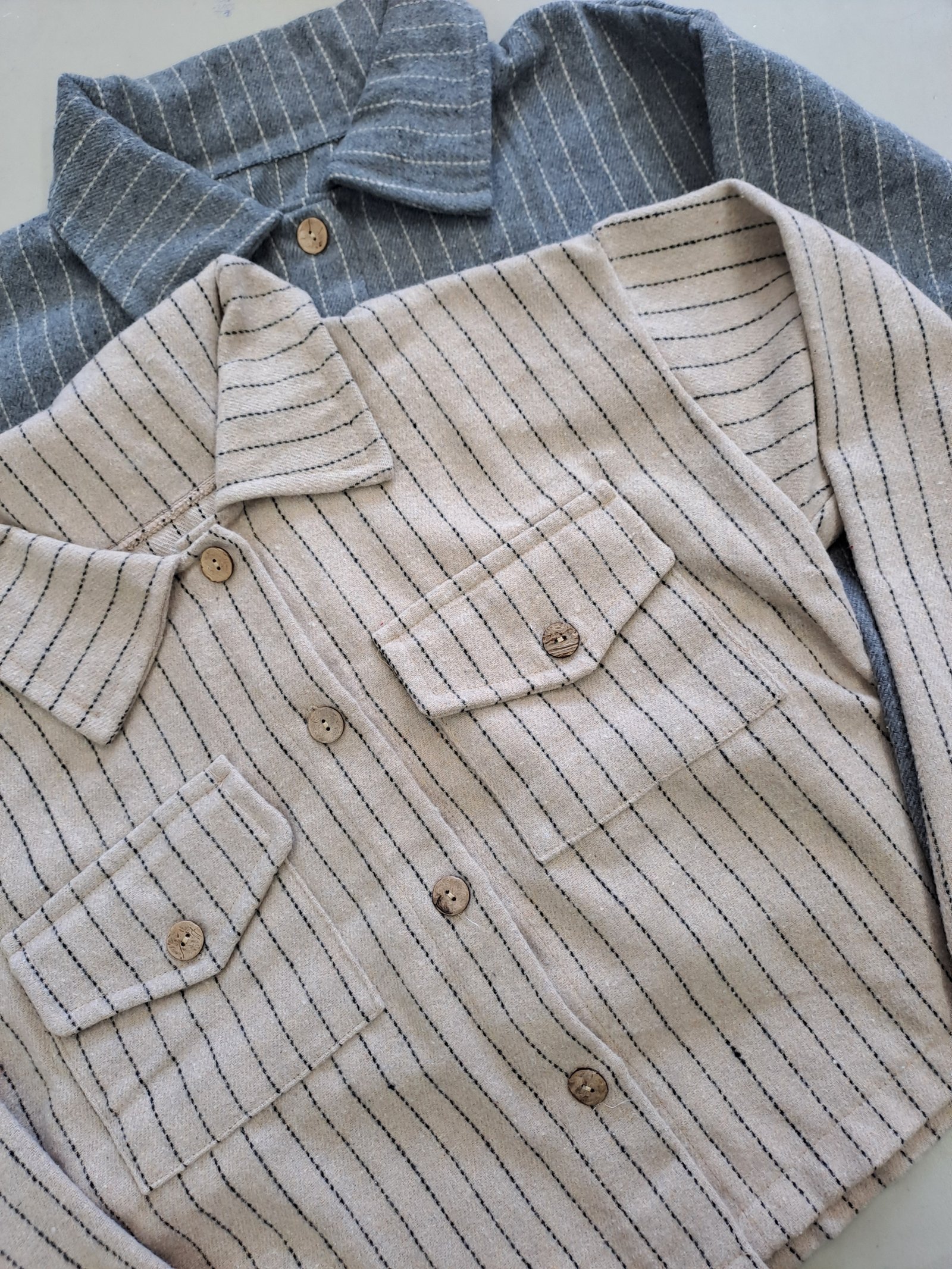 CAMPERA RAYADA ESCUDO BORDADO