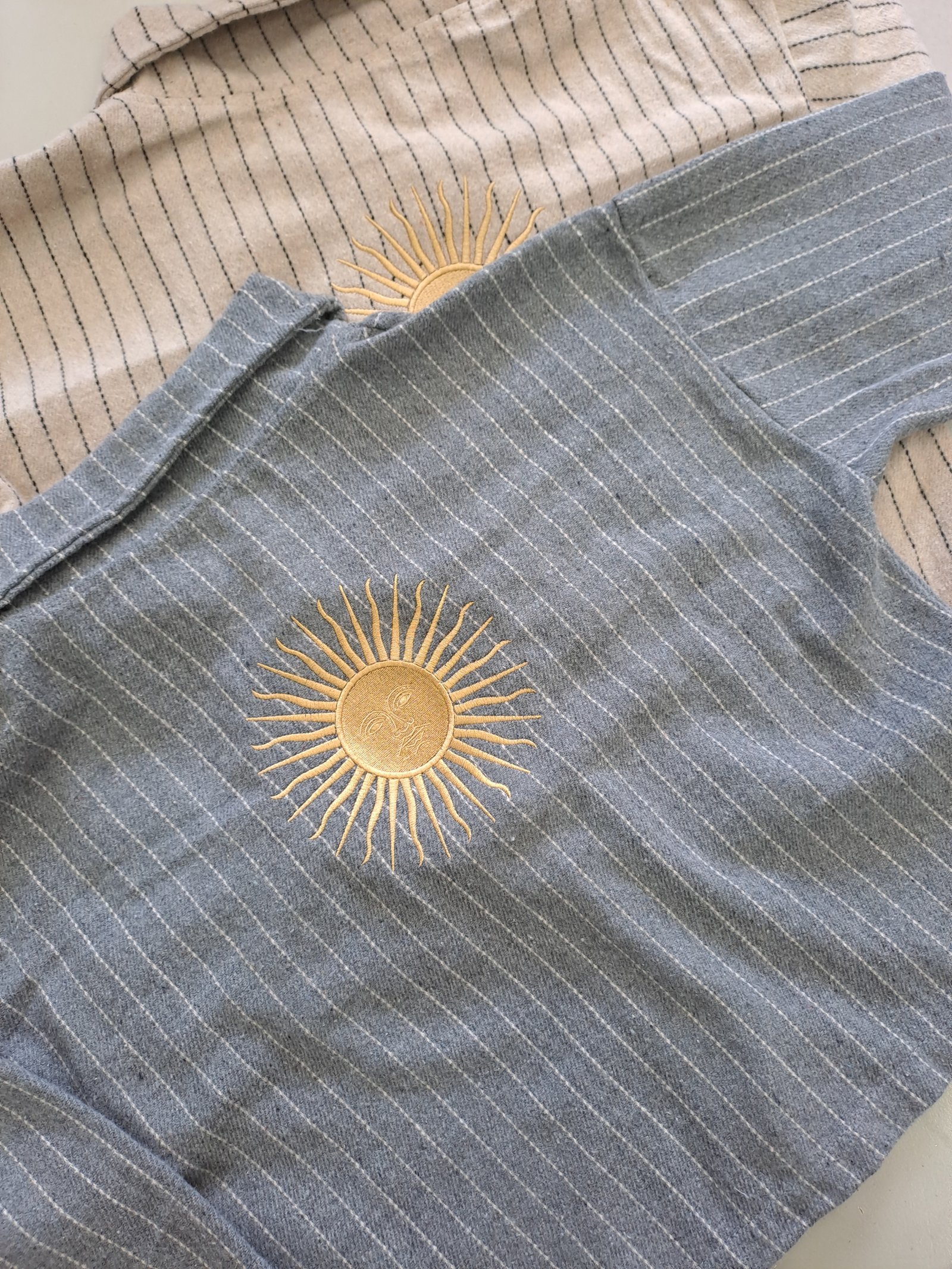 CAMPERA RAYADA SOL DE MAYO BORDADO