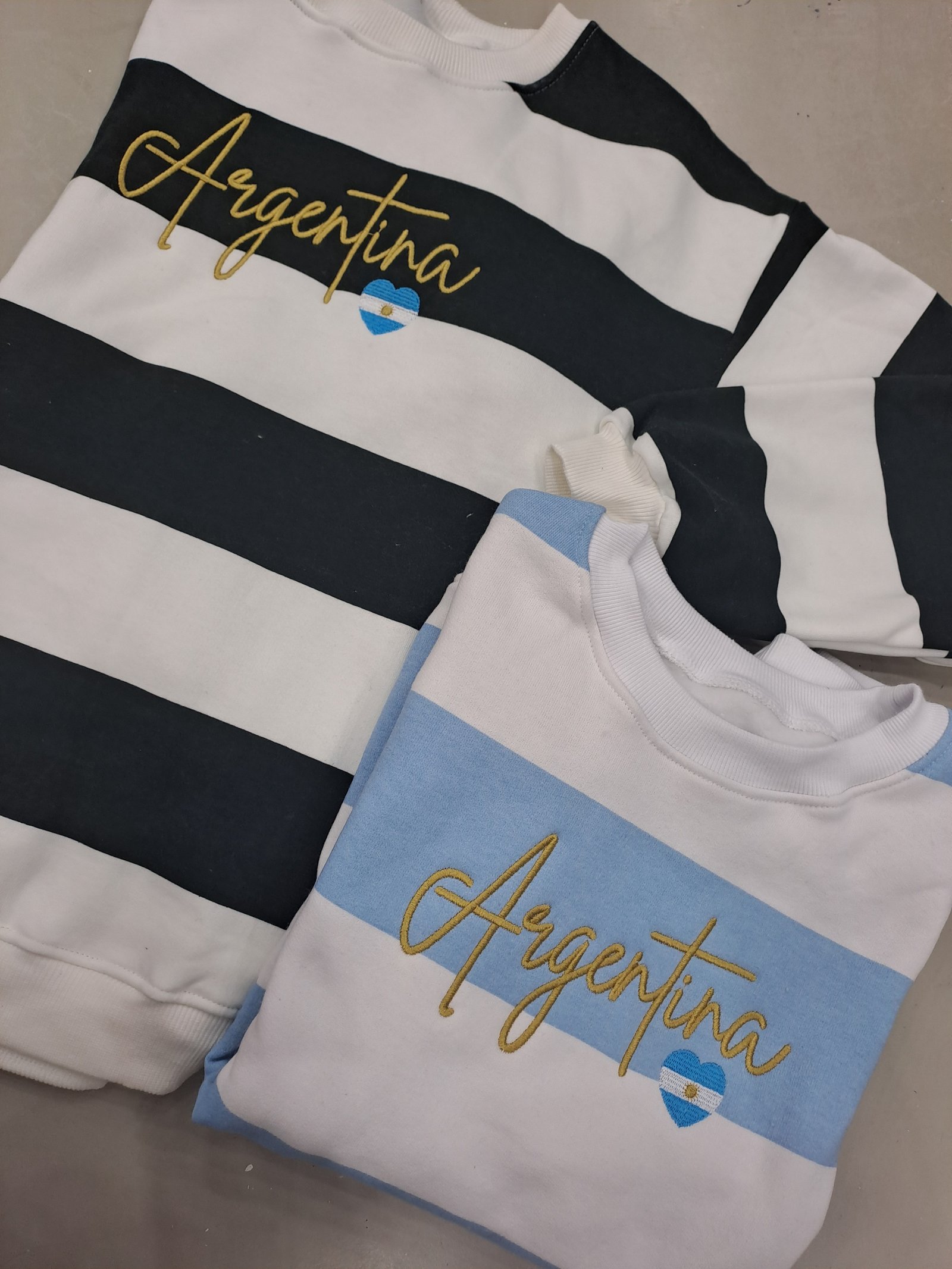 BUZO FRIZA BORDADO "argentina corazon celeste"