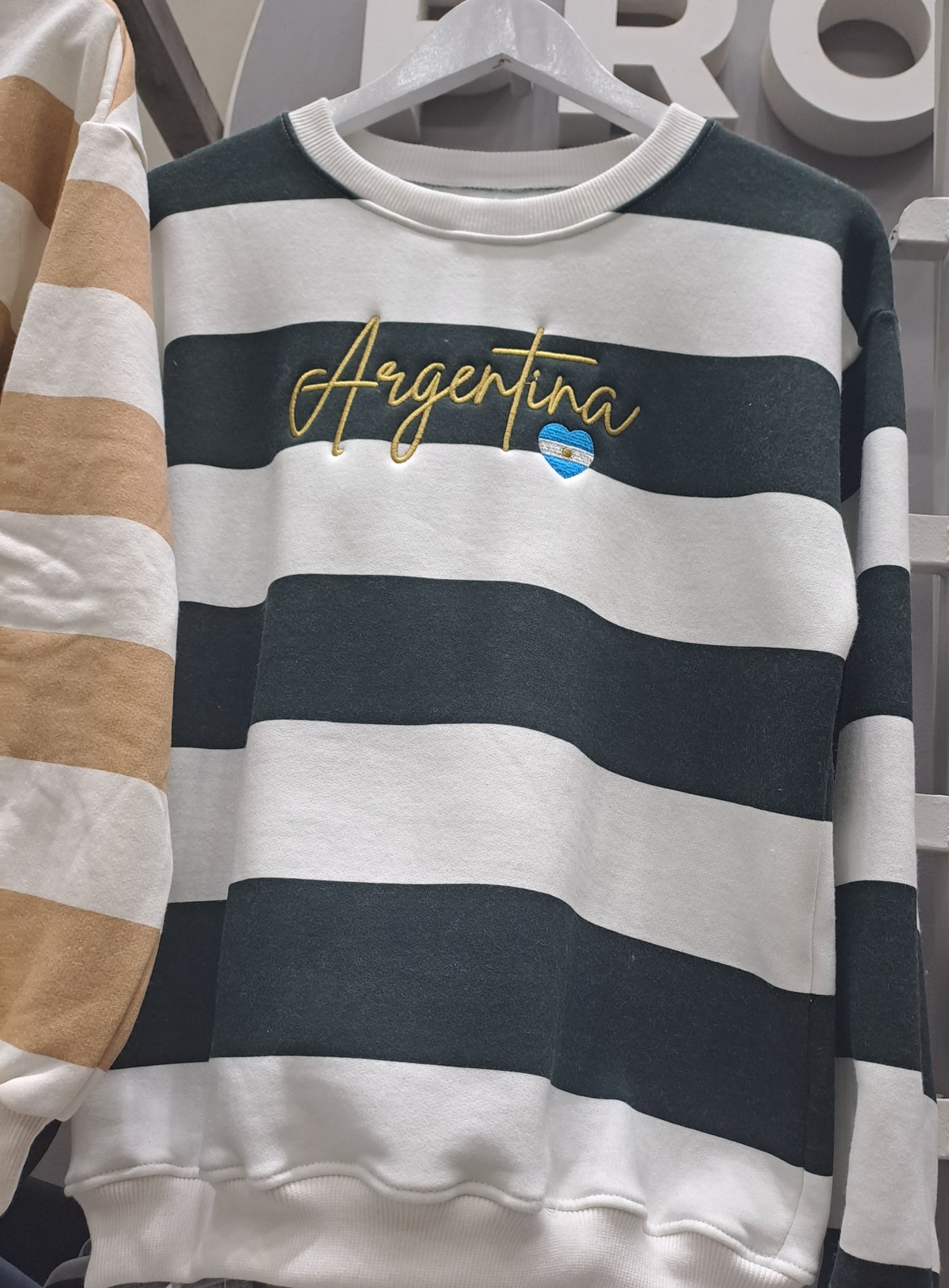 BUZO FRIZA BORDADO "argentina corazon celeste"