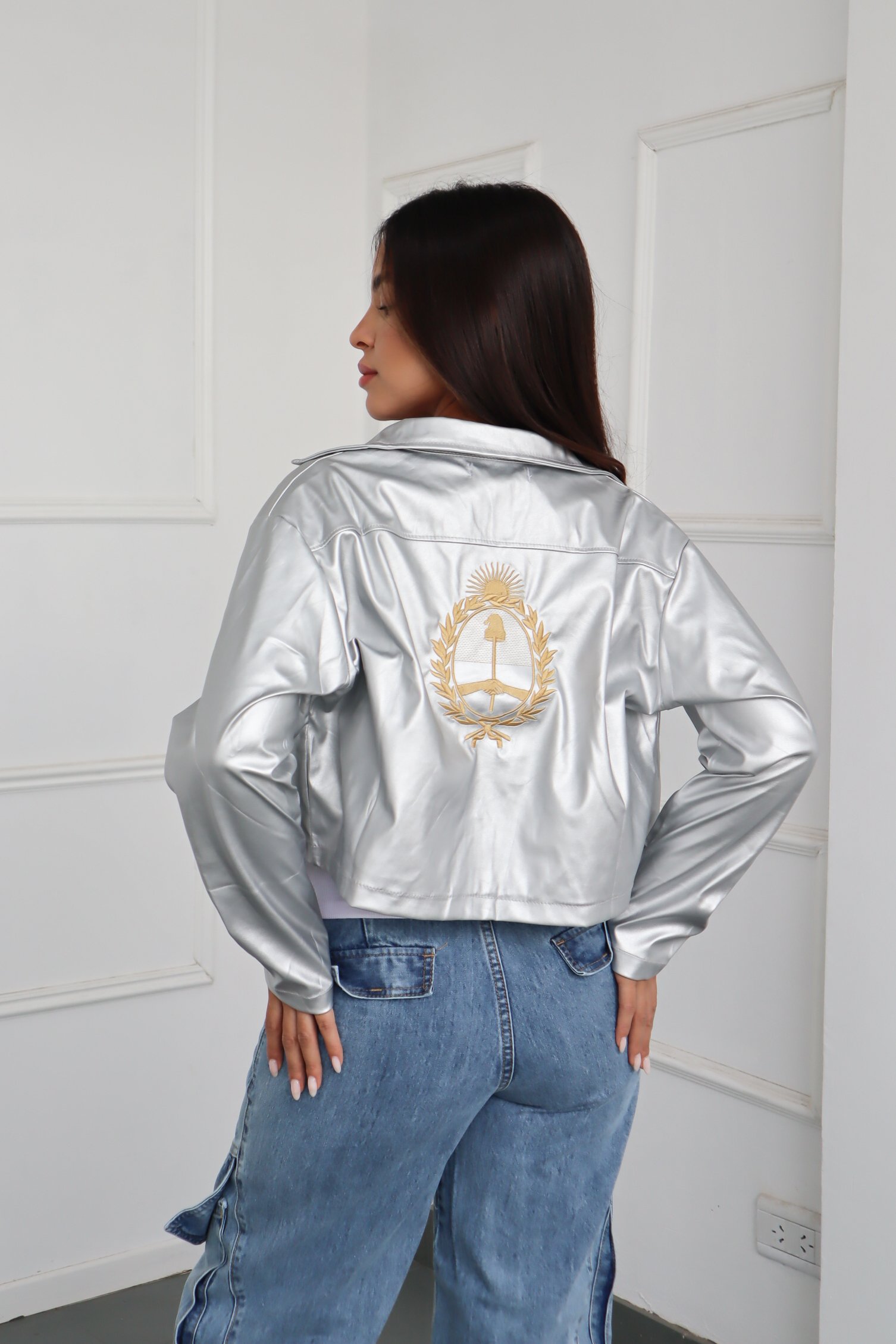 CAMPERA CORTA ENGOMADO ESCUDO