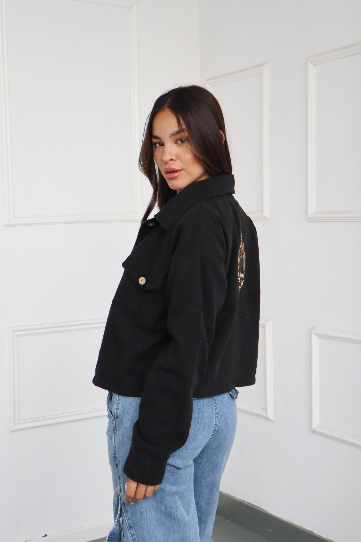 CAMPERA LISA ESCUDO BORDADO