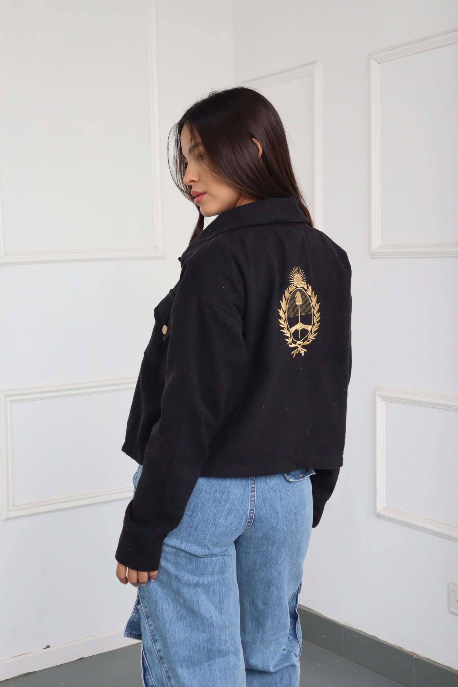 CAMPERA LISA ESCUDO BORDADO