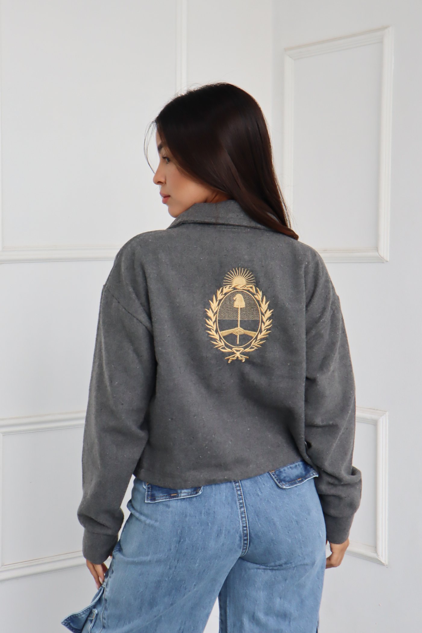 CAMPERA LISA ESCUDO BORDADO