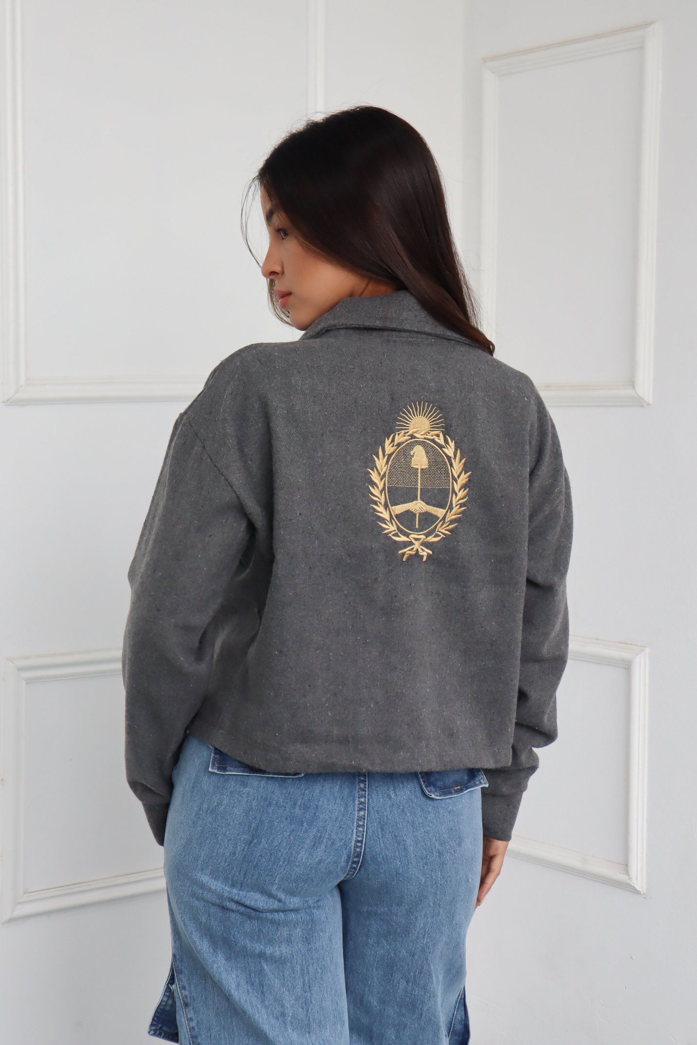 CAMPERA LISA ESCUDO BORDADO