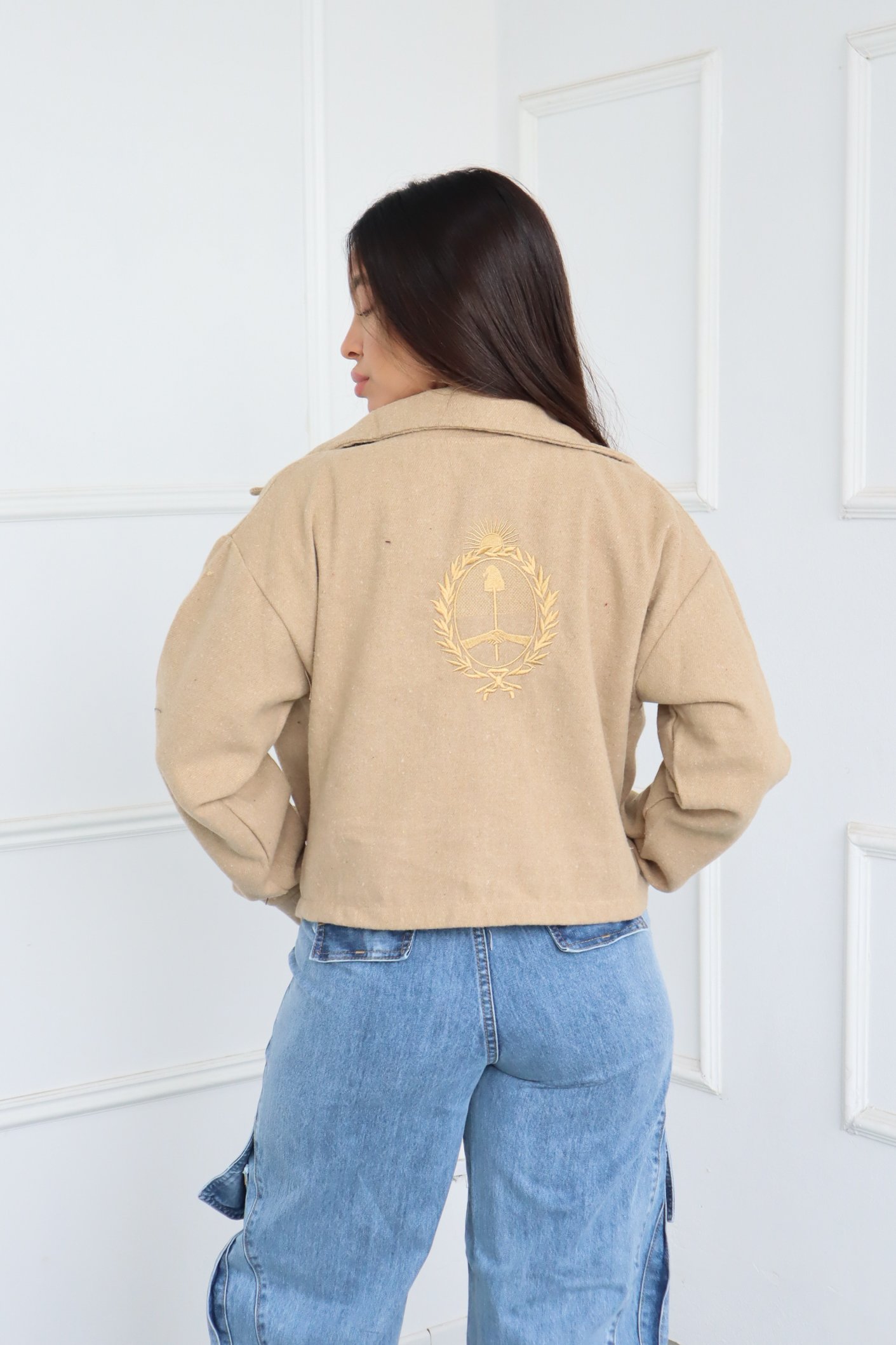 CAMPERA LISA ESCUDO BORDADO