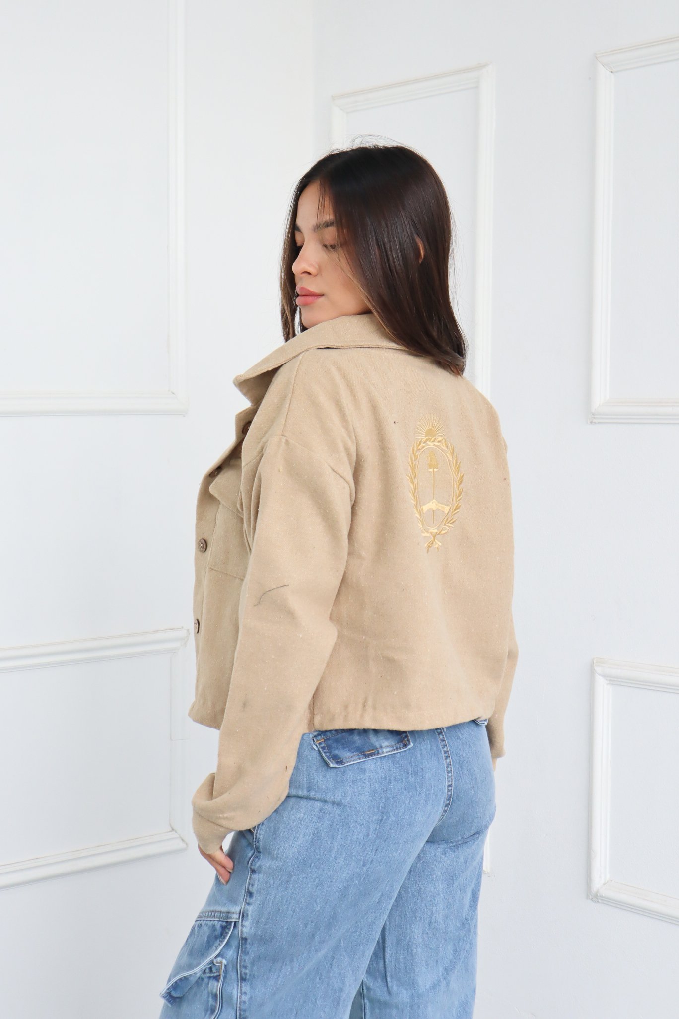 CAMPERA LISA ESCUDO BORDADO