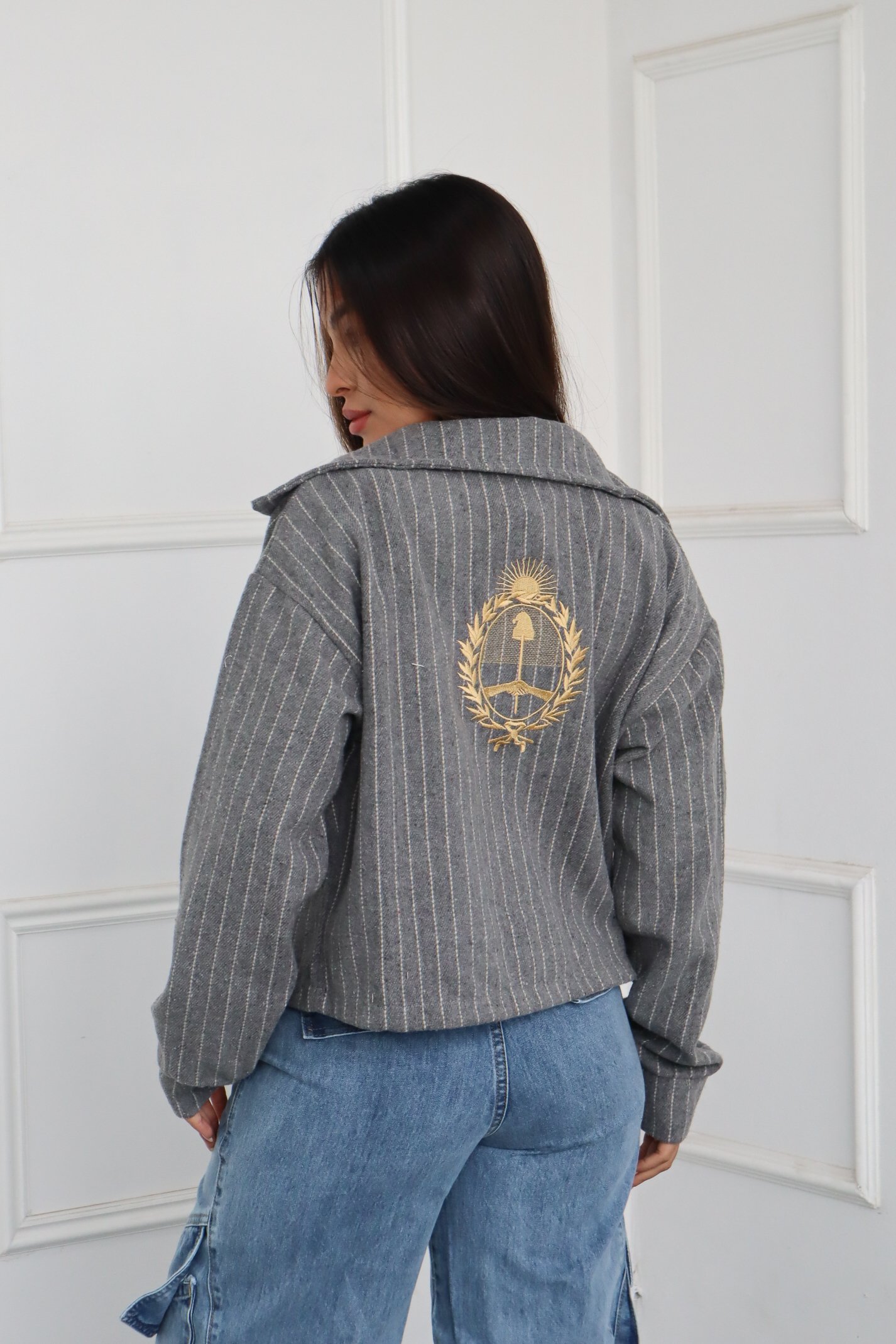 CAMPERA RAYADA ESCUDO BORDADO