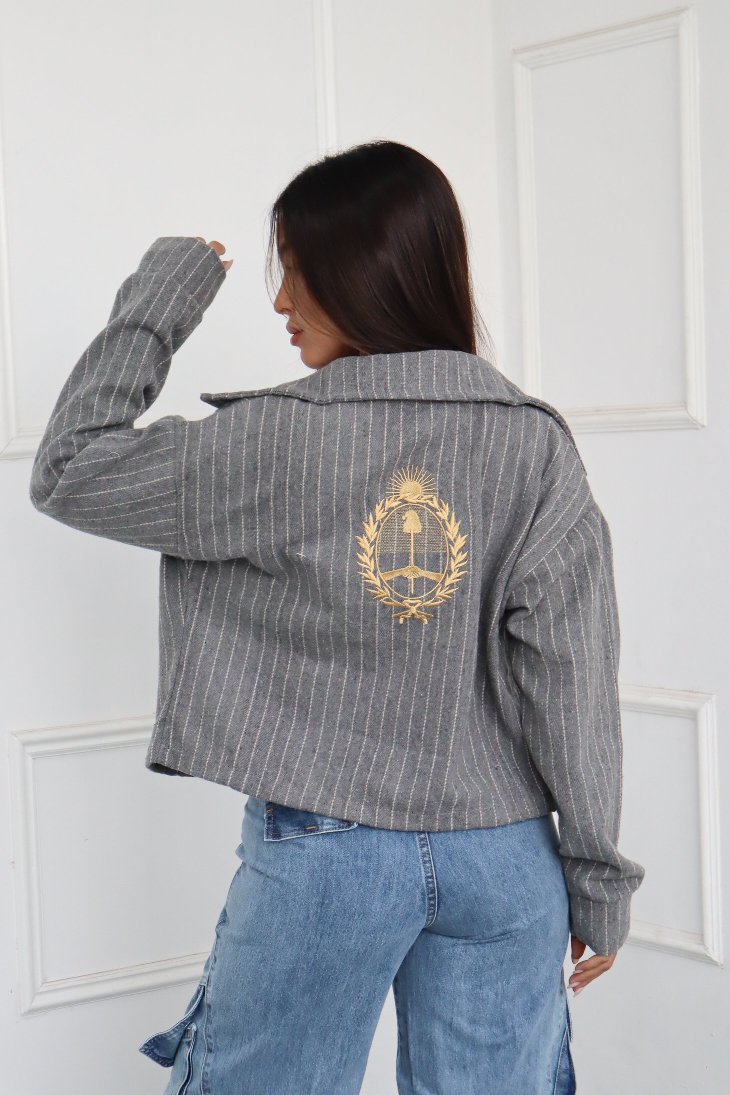 CAMPERA RAYADA ESCUDO BORDADO