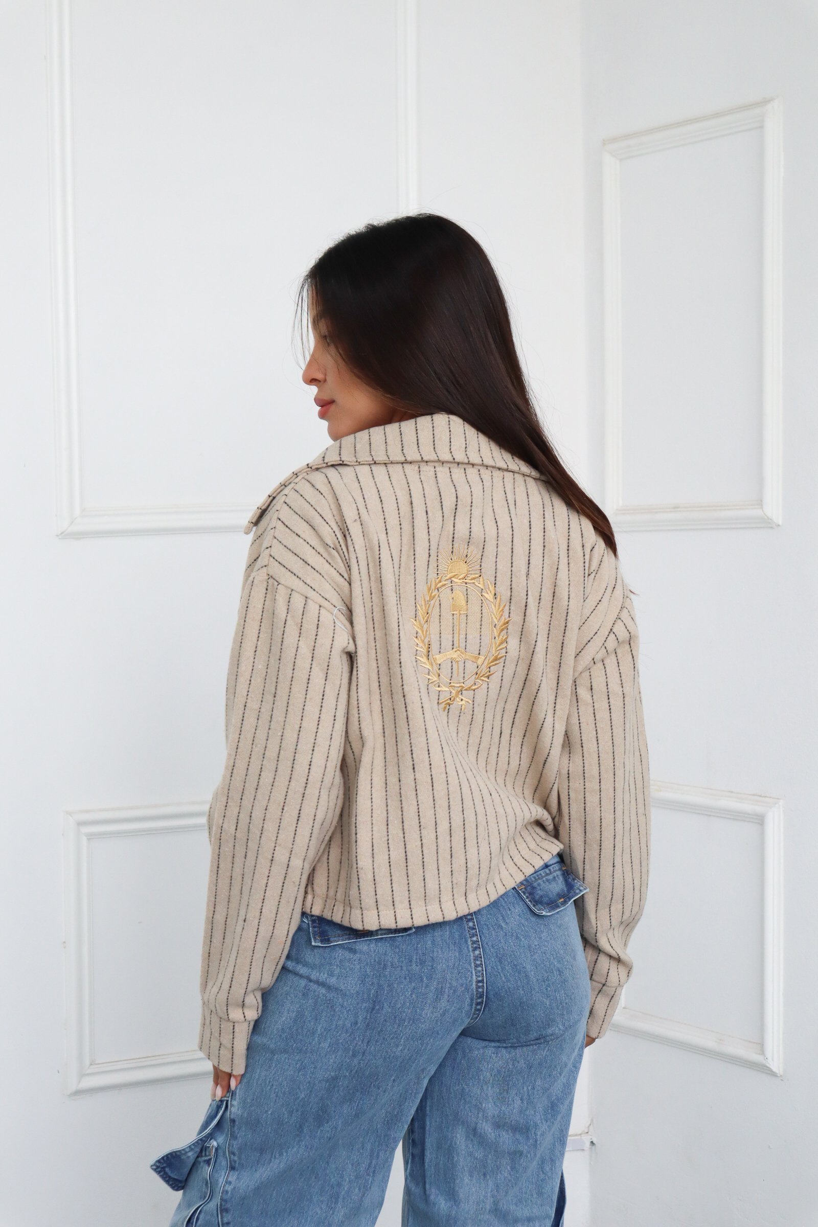 CAMPERA RAYADA ESCUDO BORDADO