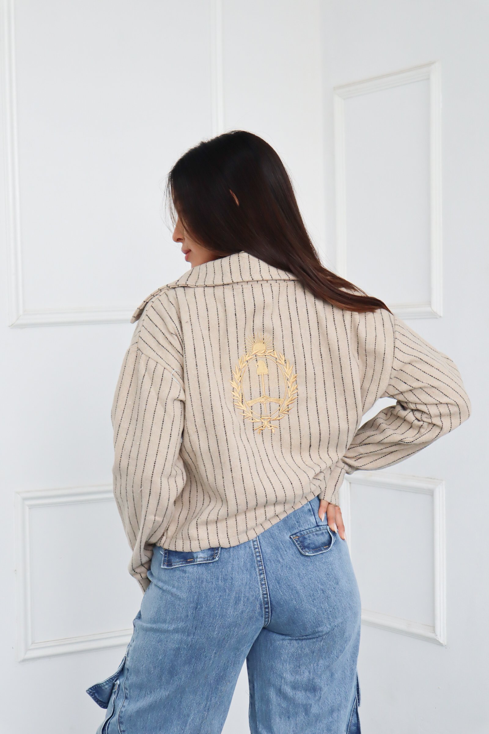 CAMPERA RAYADA ESCUDO BORDADO