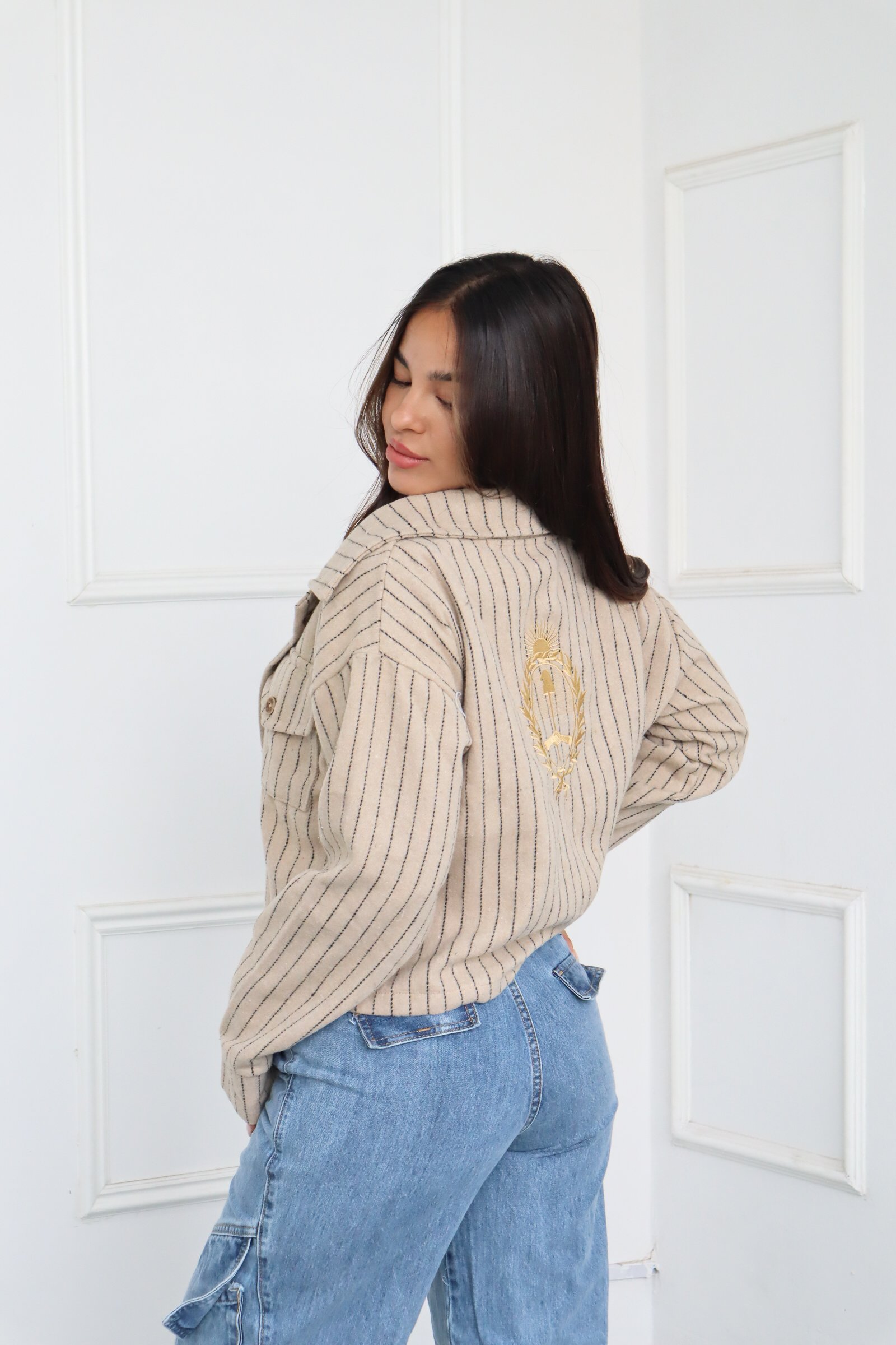 CAMPERA RAYADA ESCUDO BORDADO