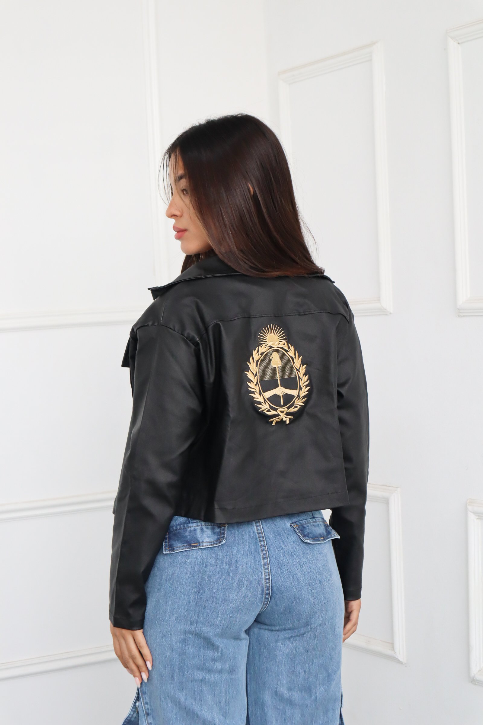 CAMPERA CORTA ENGOMADO ESCUDO