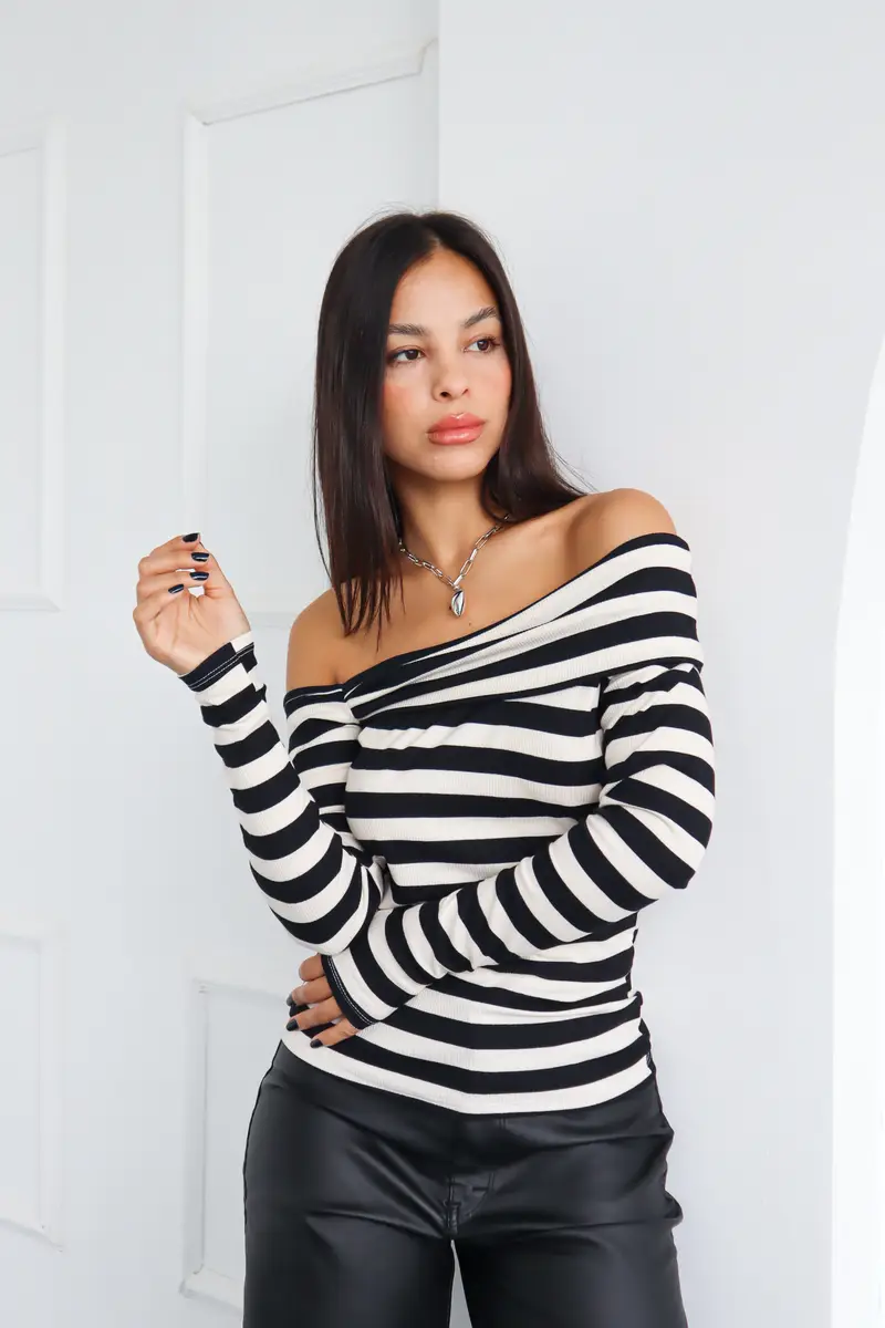 CAMISETA UN HOMBRO BOTE ESTAMPADO