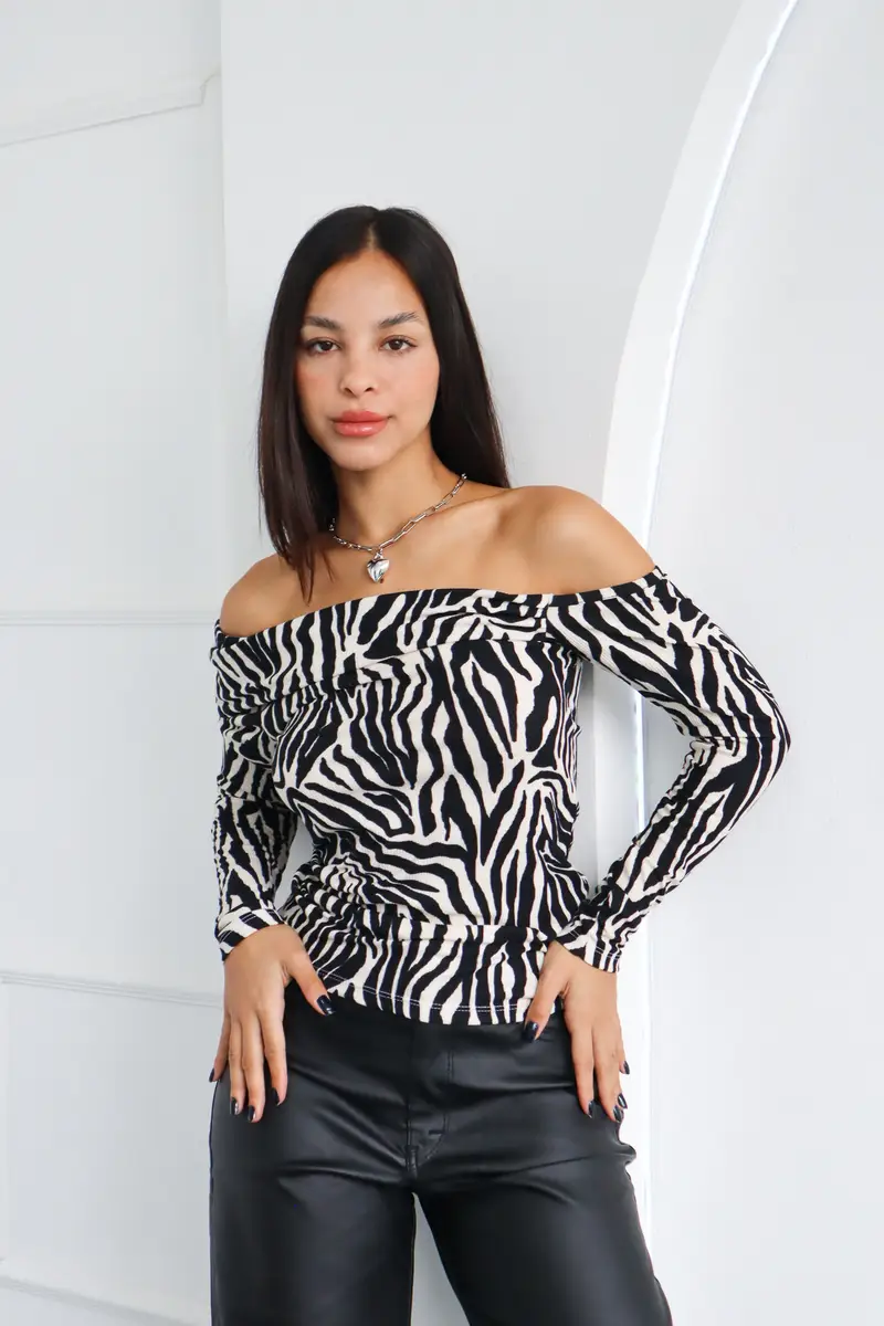 CAMISETA CUELLO BOTE ESTAMPADO