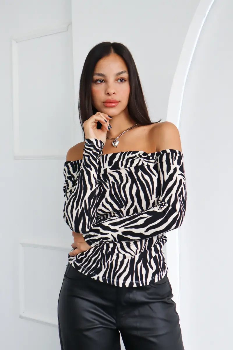 CAMISETA CUELLO BOTE ESTAMPADO