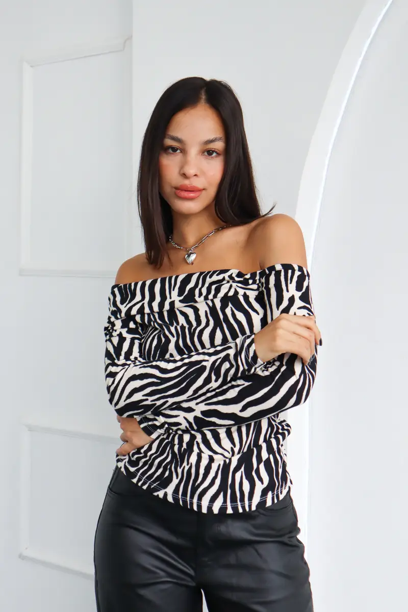 CAMISETA CUELLO BOTE ESTAMPADO