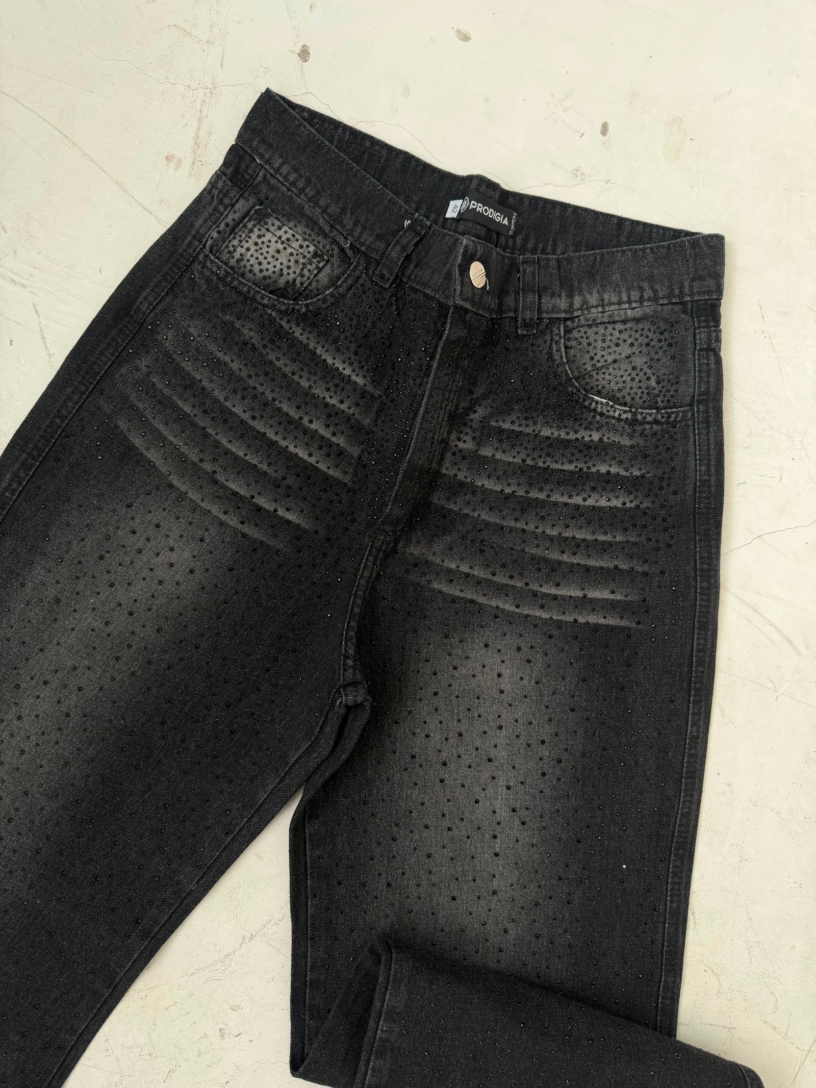 8cd362d2-b71e-4d54-a840-95dc96039a41 JEAN WIDE LEG GRIS CON BRILLOS