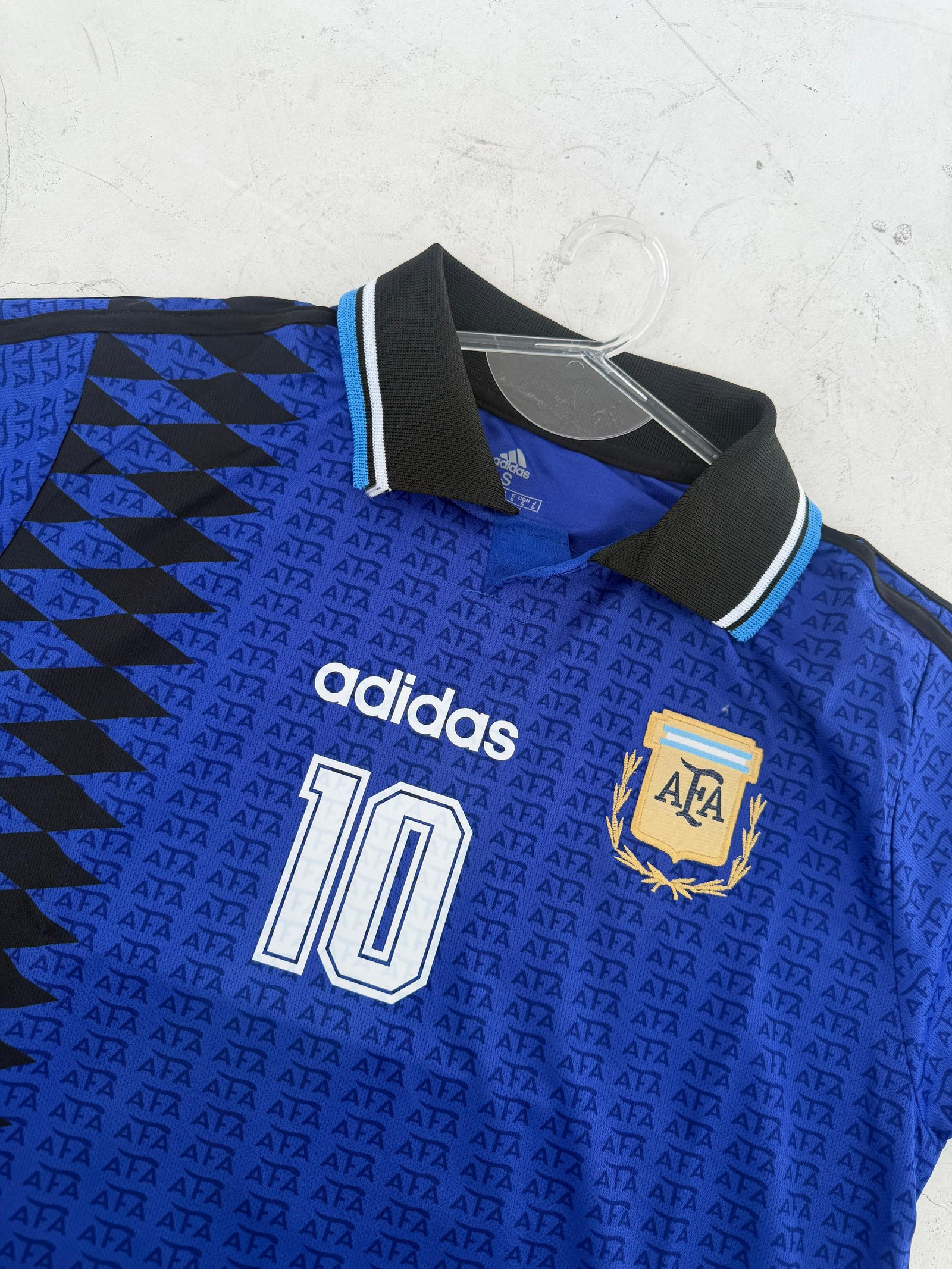 CHOMBA BORDADO MARADONA AZUL