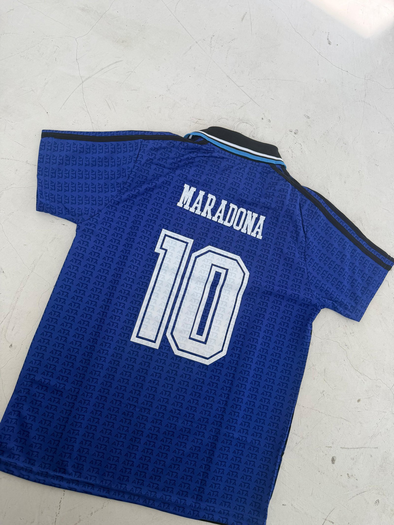 CHOMBA BORDADO MARADONA AZUL