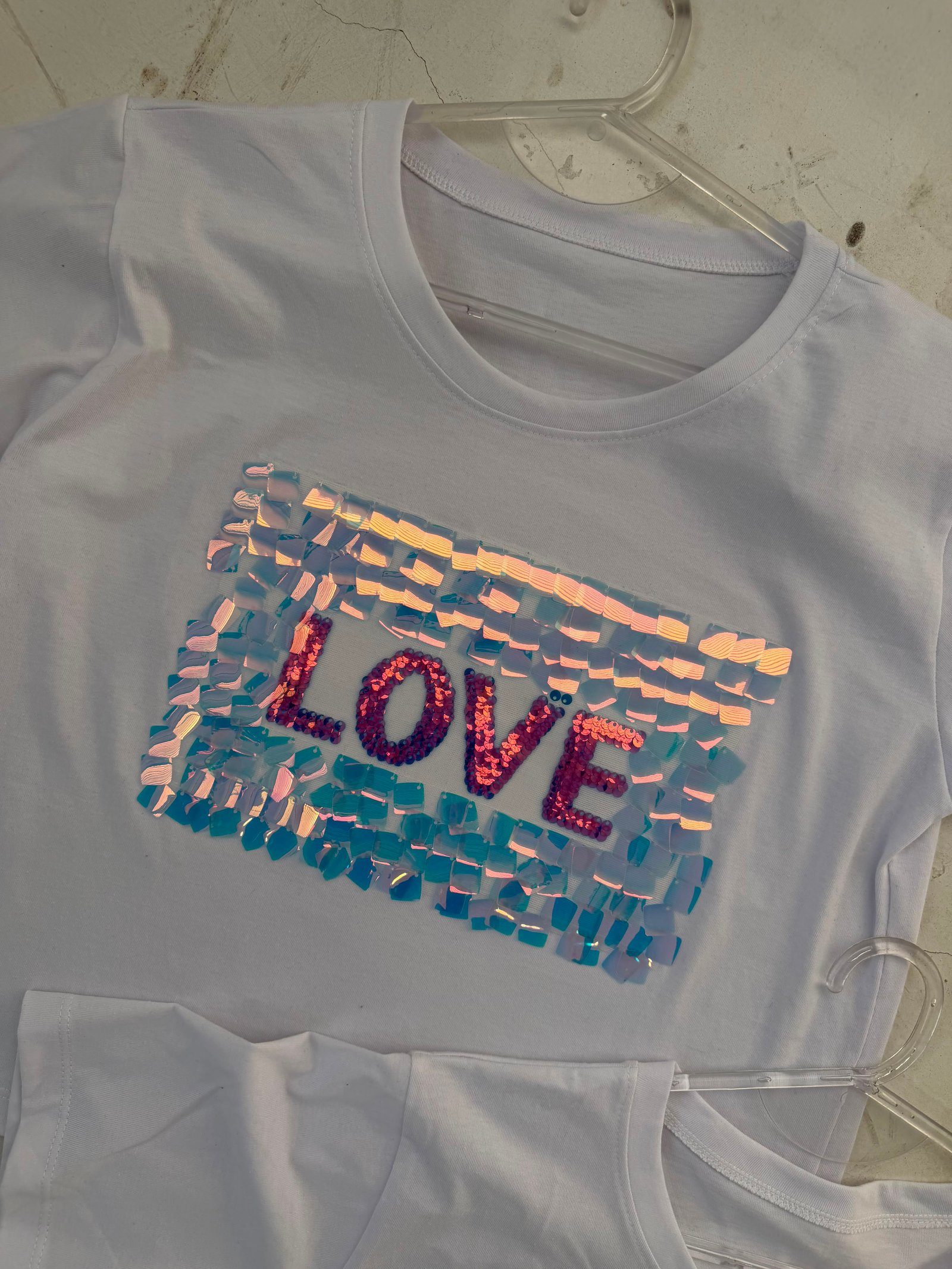 REMERA PUPERA CON ESTAMPA DE LENTEJUELAS
