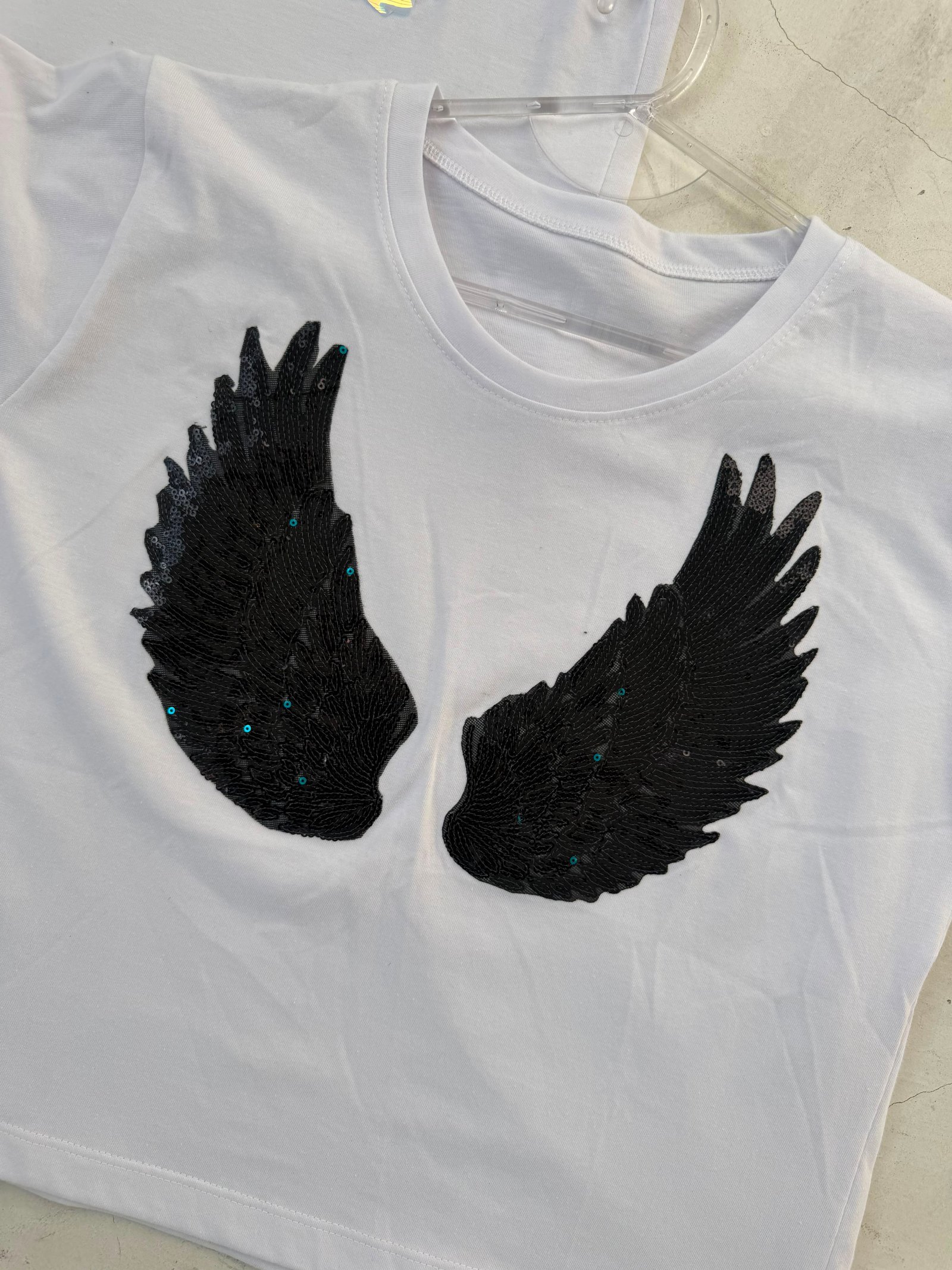REMERA PUPERA CON ESTAMPA DE LENTEJUELAS