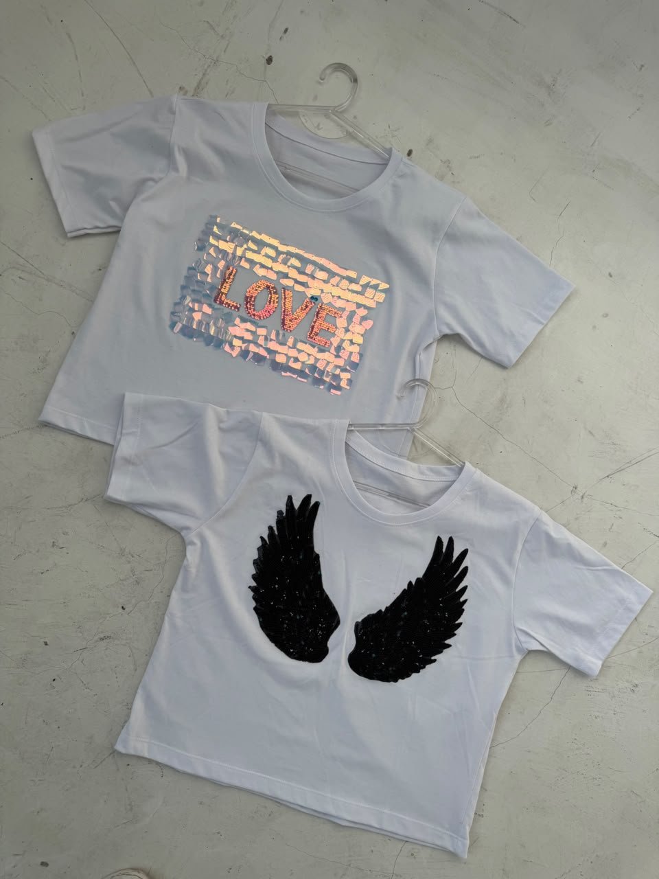 REMERA PUPERA CON ESTAMPA DE LENTEJUELAS