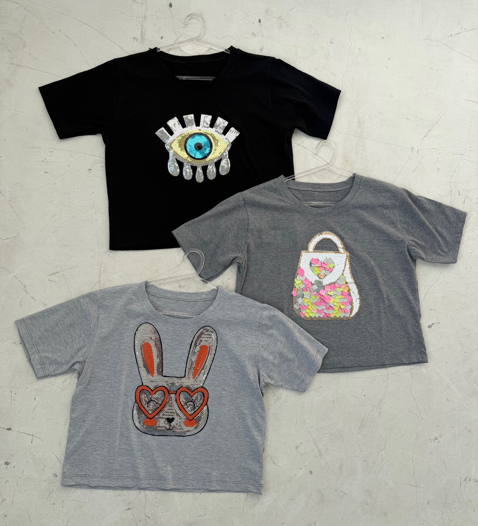 REMERA PUPERA CON ESTAMPA DE LENTEJUELAS