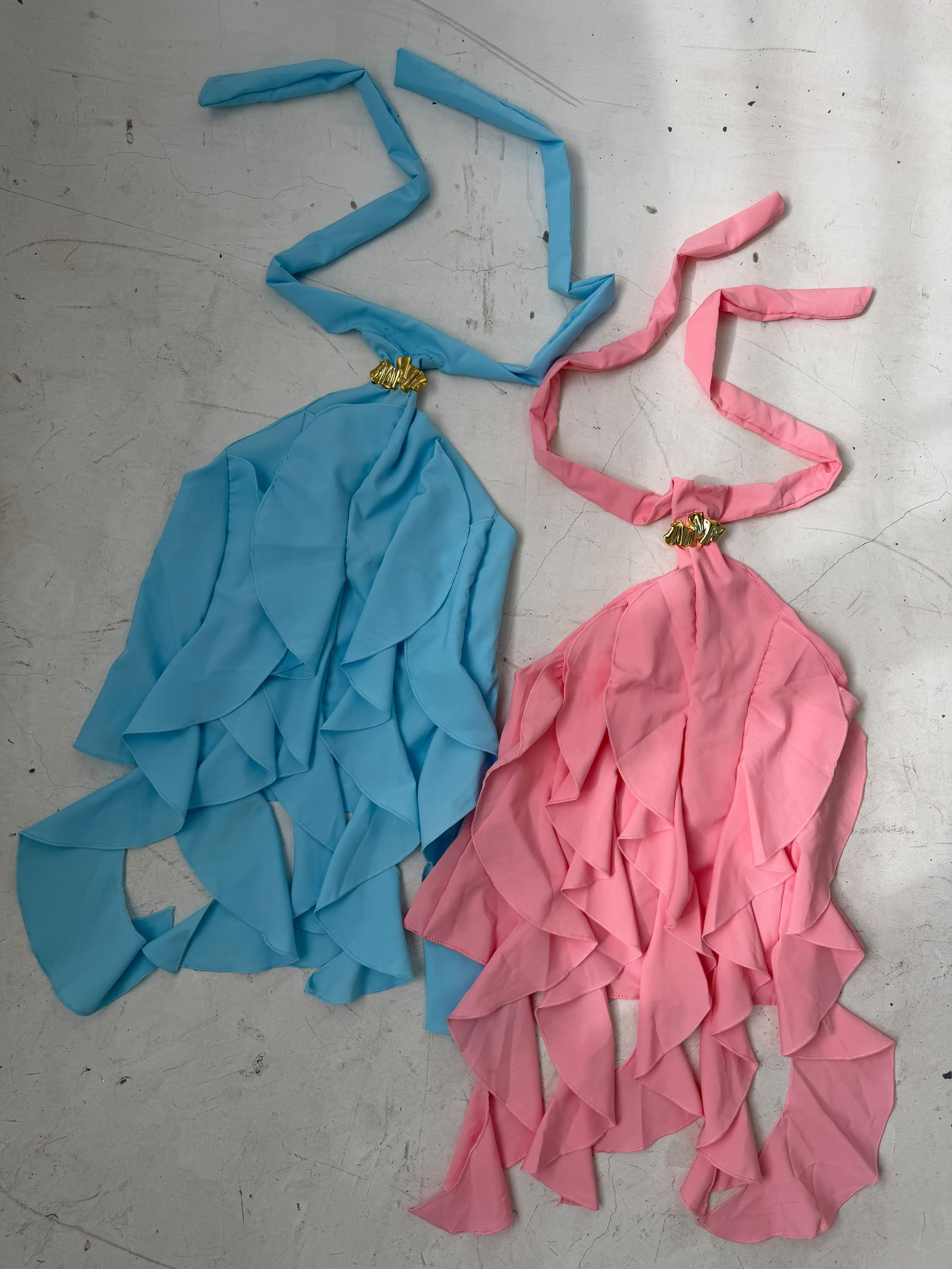 BLUSA TIRAS BROCHE DORADO