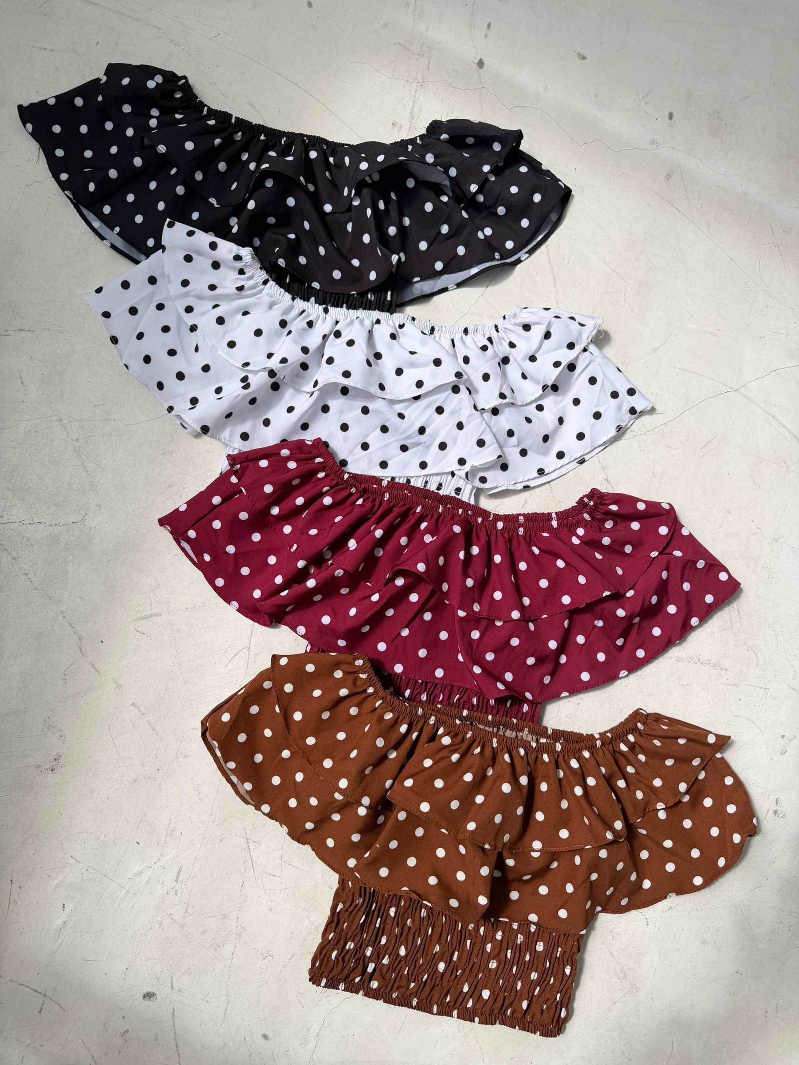 BLUSA FRUNCE Y VOLADO LUNARES