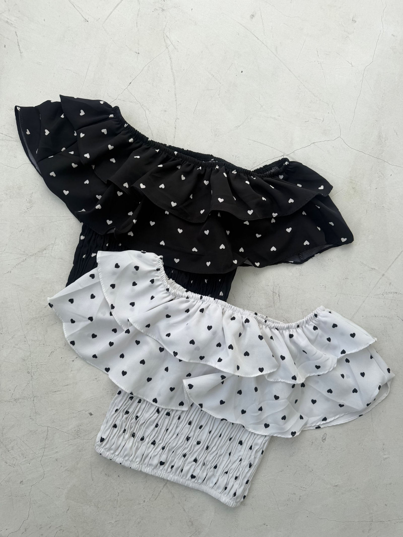 BLUSA FRUNCE Y VOLADO CORAZONES